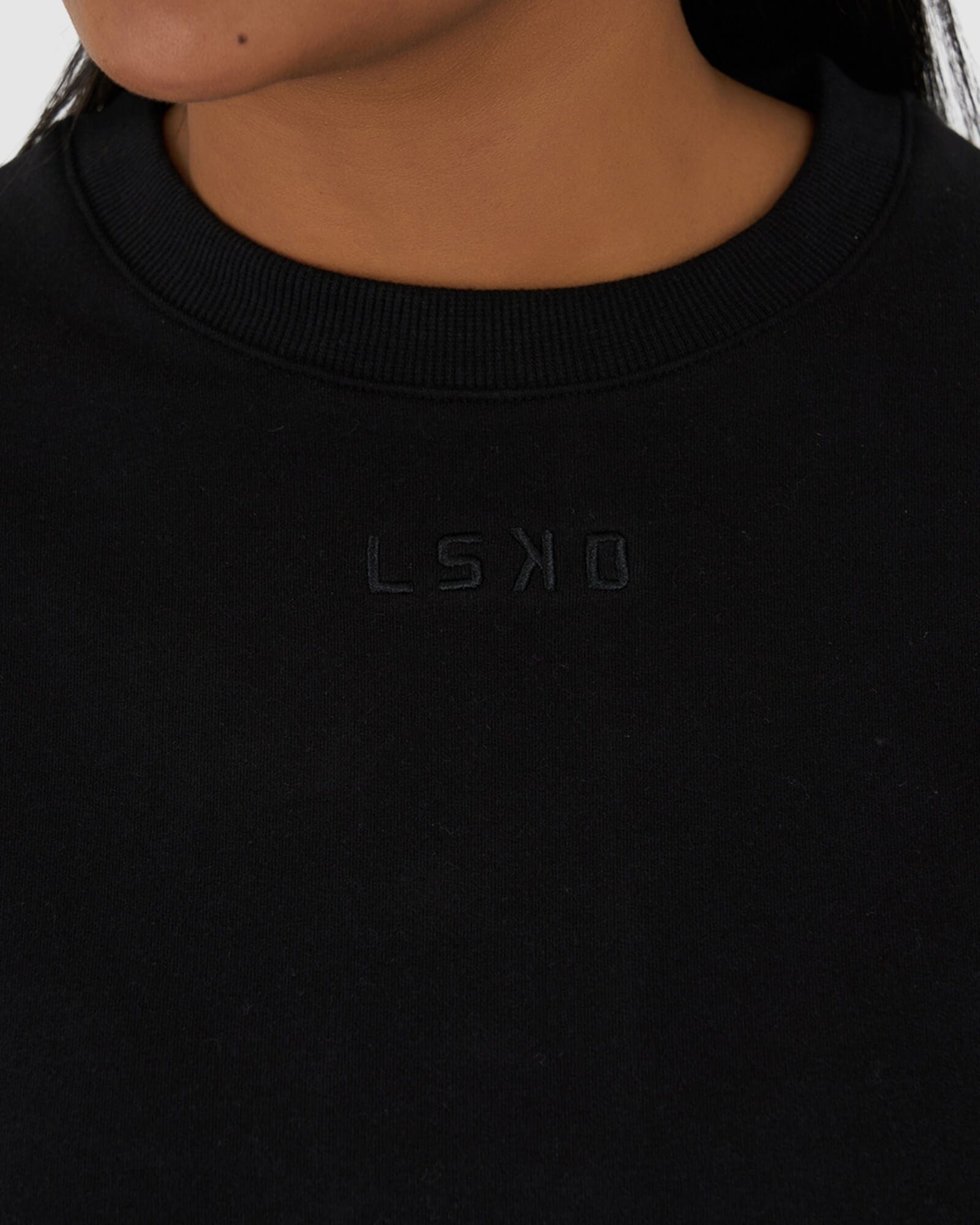 Model wearing Field LS Pull Top - Black