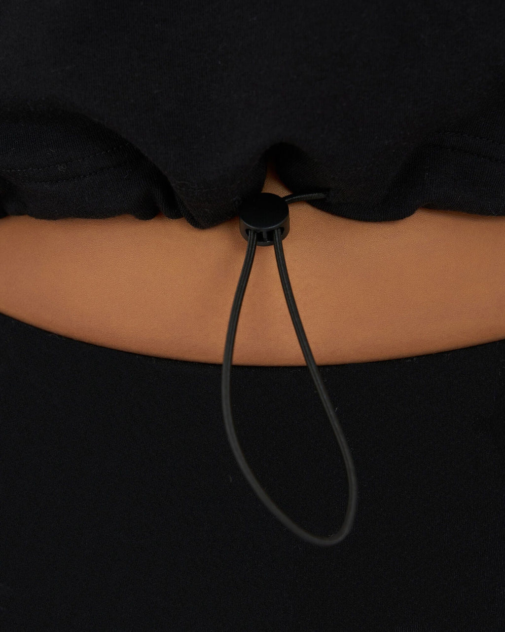 Model wearing Field LS Pull Top - Black