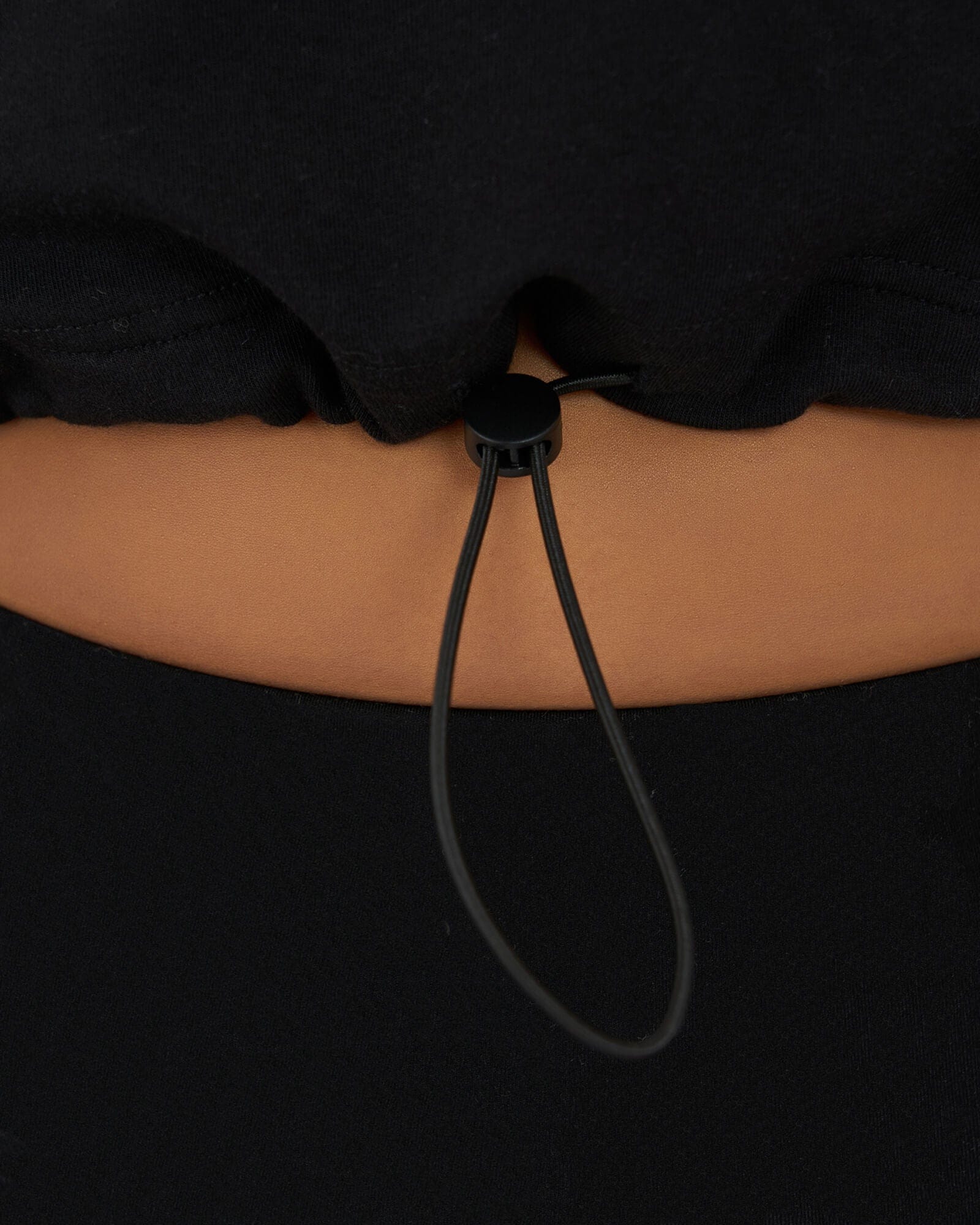 Model wearing Field LS Pull Top - Black