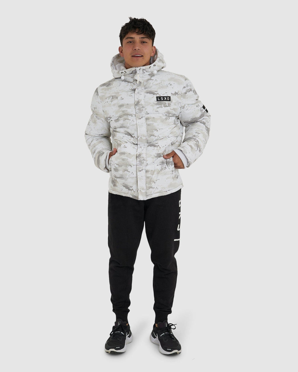 Model wearing Unisex Roasted Puffer Jacket Oversize 21 - Snow Camo