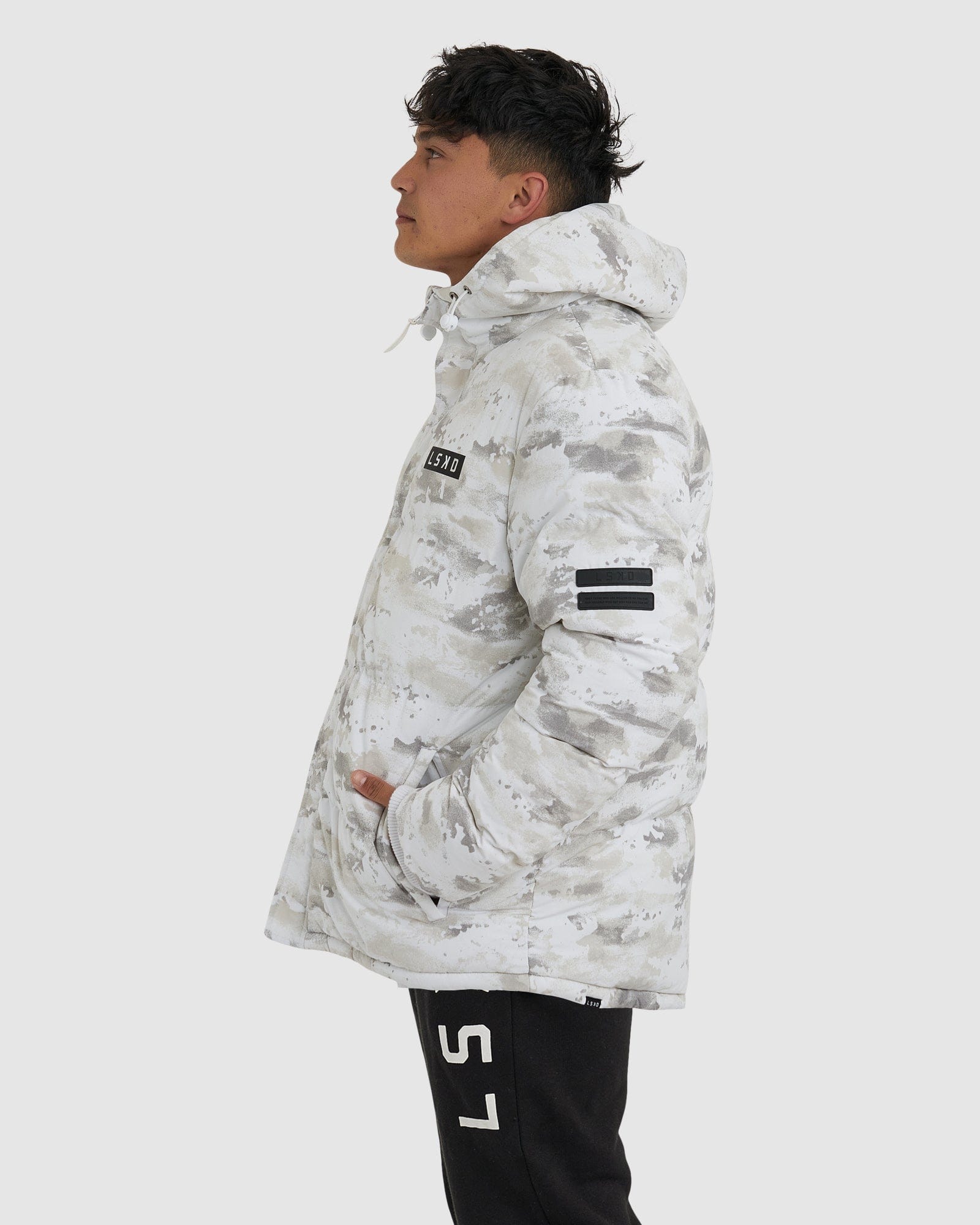 Model wearing Unisex Roasted Puffer Jacket Oversize 21 - Snow Camo