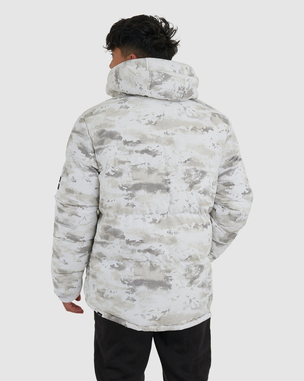 Model wearing Roasted Puffer Jacket Oversize 21  - Snow Camo