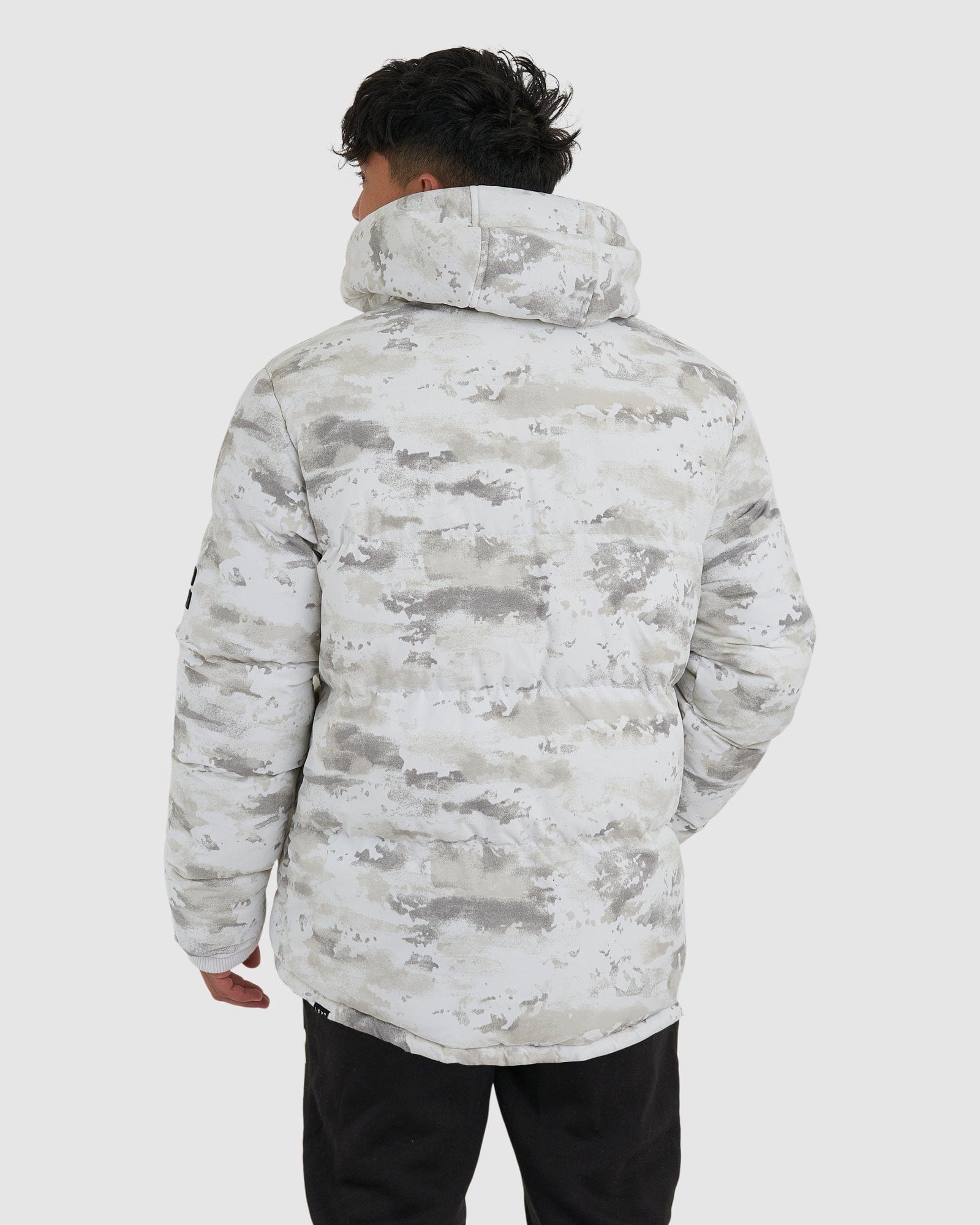 Model wearing Unisex Roasted Puffer Jacket Oversize 21 - Snow Camo