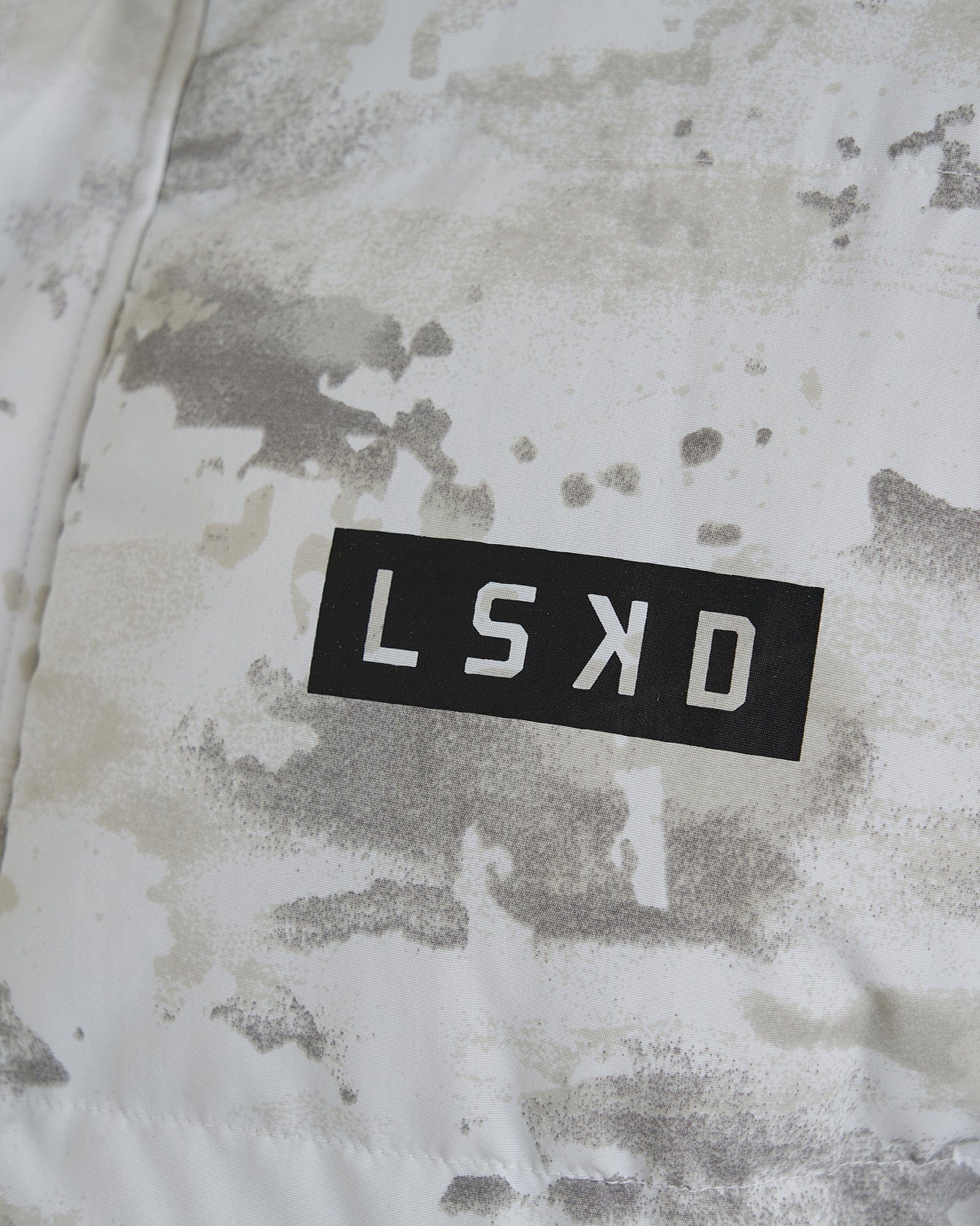 Model wearing Unisex Roasted Puffer Jacket Oversize 21 - Snow Camo