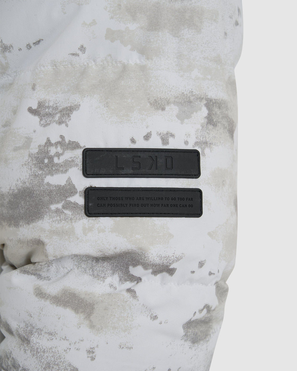 Model wearing Unisex Roasted Puffer Jacket Oversize 21 - Snow Camo