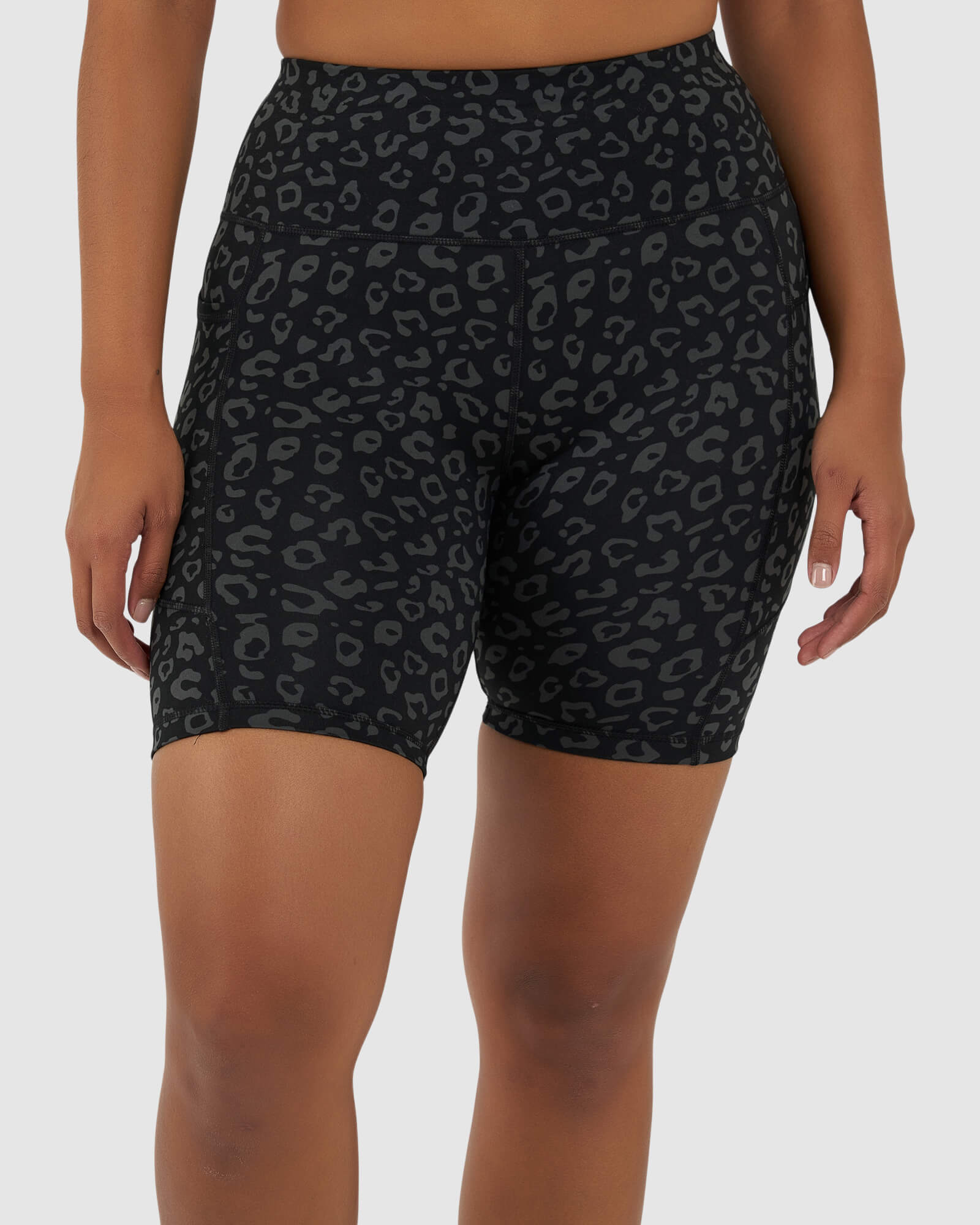 Model wearing Rep Mid Short Tight Small Logo - Fever