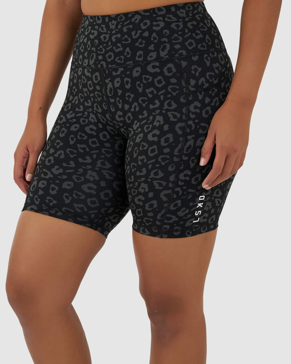 Model wearing Rep Mid Short Tight Small Logo - Fever