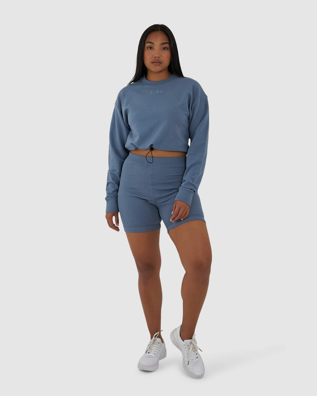 Model wearing Field LS Pull Top - Lt Carbon