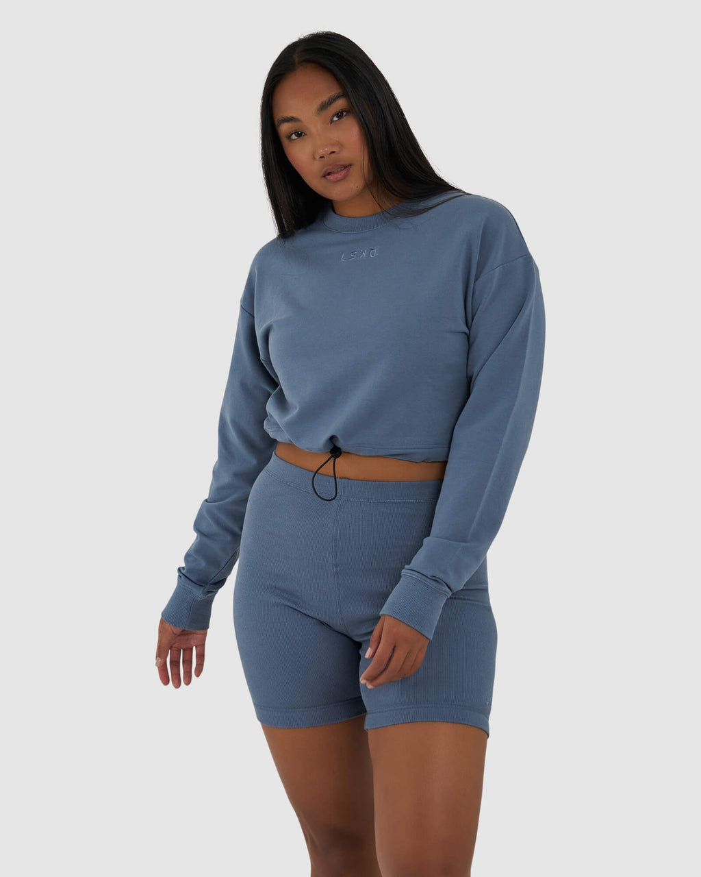 Model wearing Field LS Pull Top - Lt Carbon