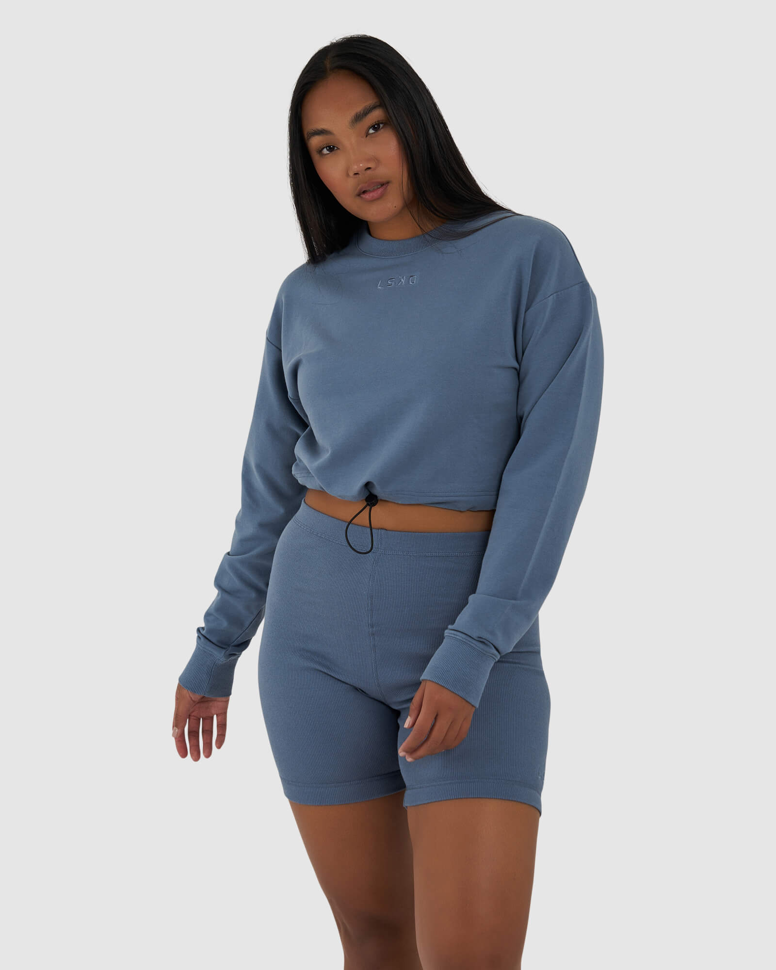 Model wearing Field LS Pull Top - Lt Carbon