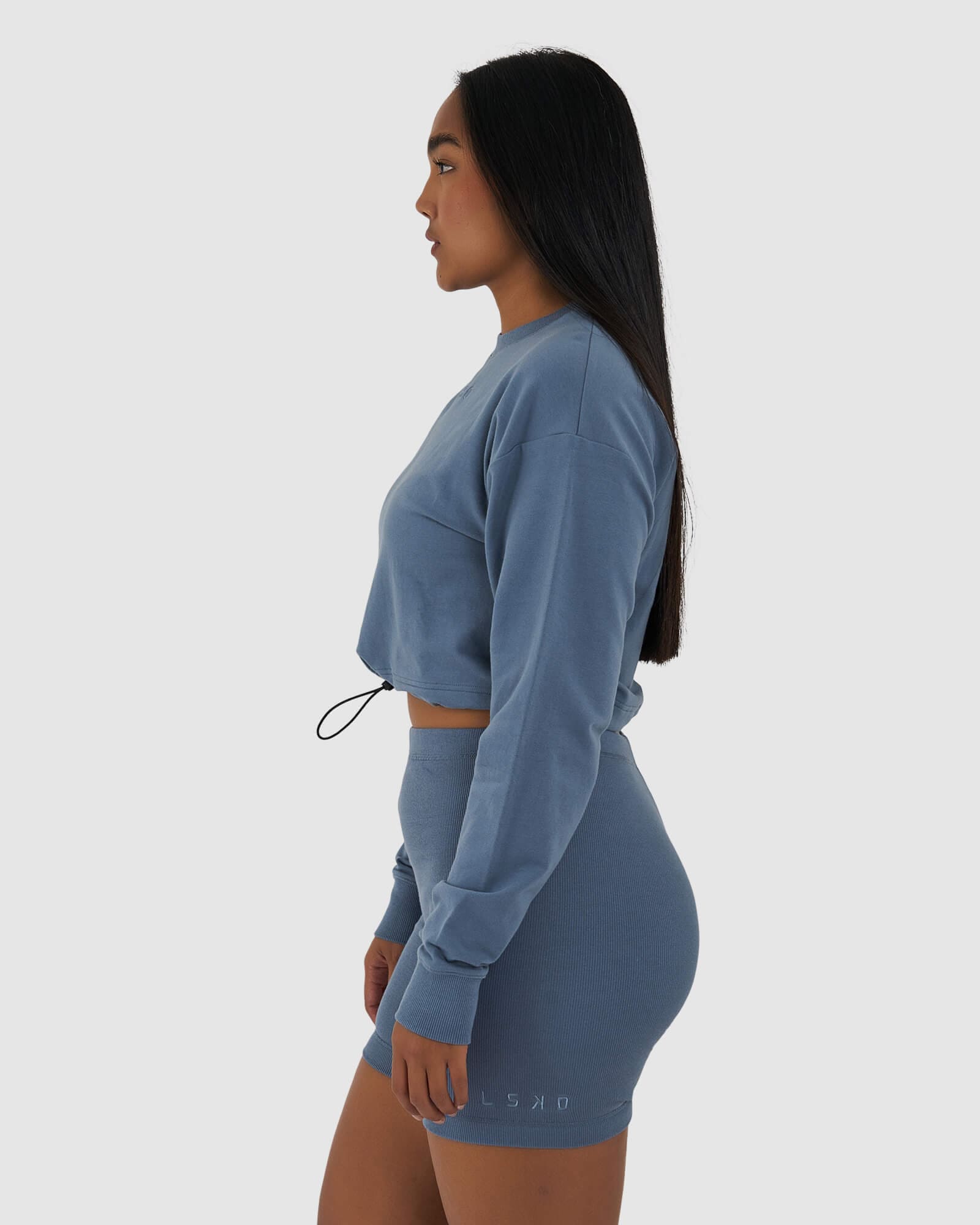 Model wearing Field LS Pull Top - Lt Carbon