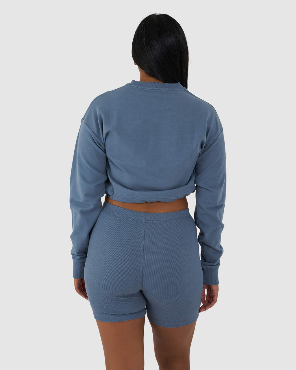 Model wearing Field LS Pull Top - Lt Carbon