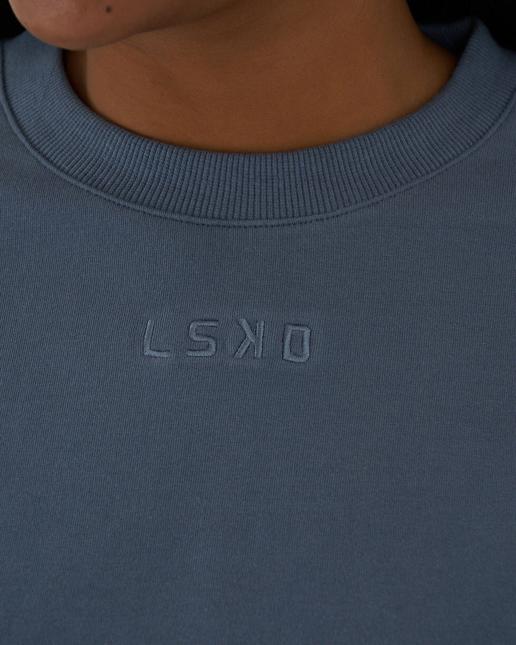 Model wearing Field LS Pull Top - Lt Carbon