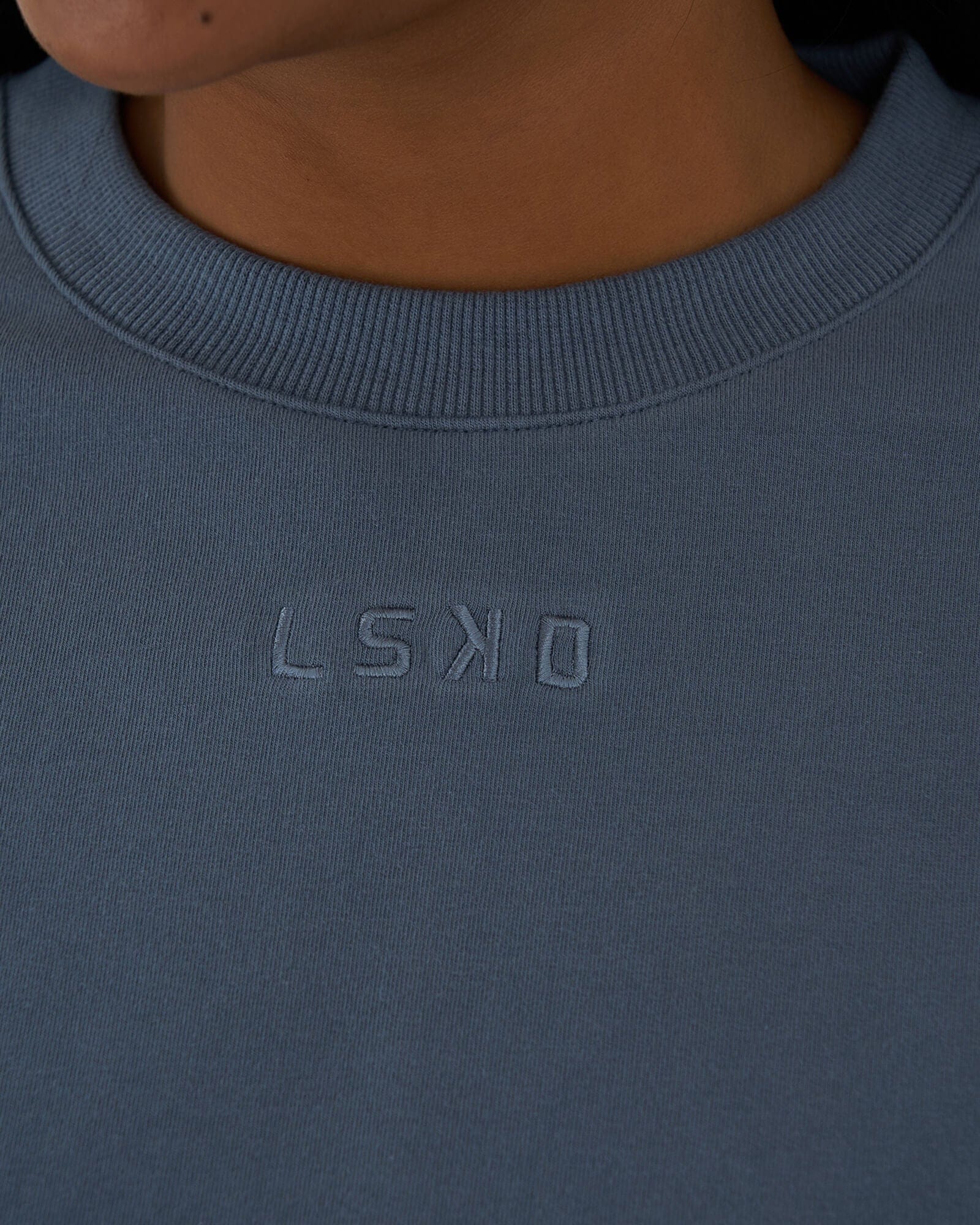 Model wearing Field LS Pull Top - Lt Carbon