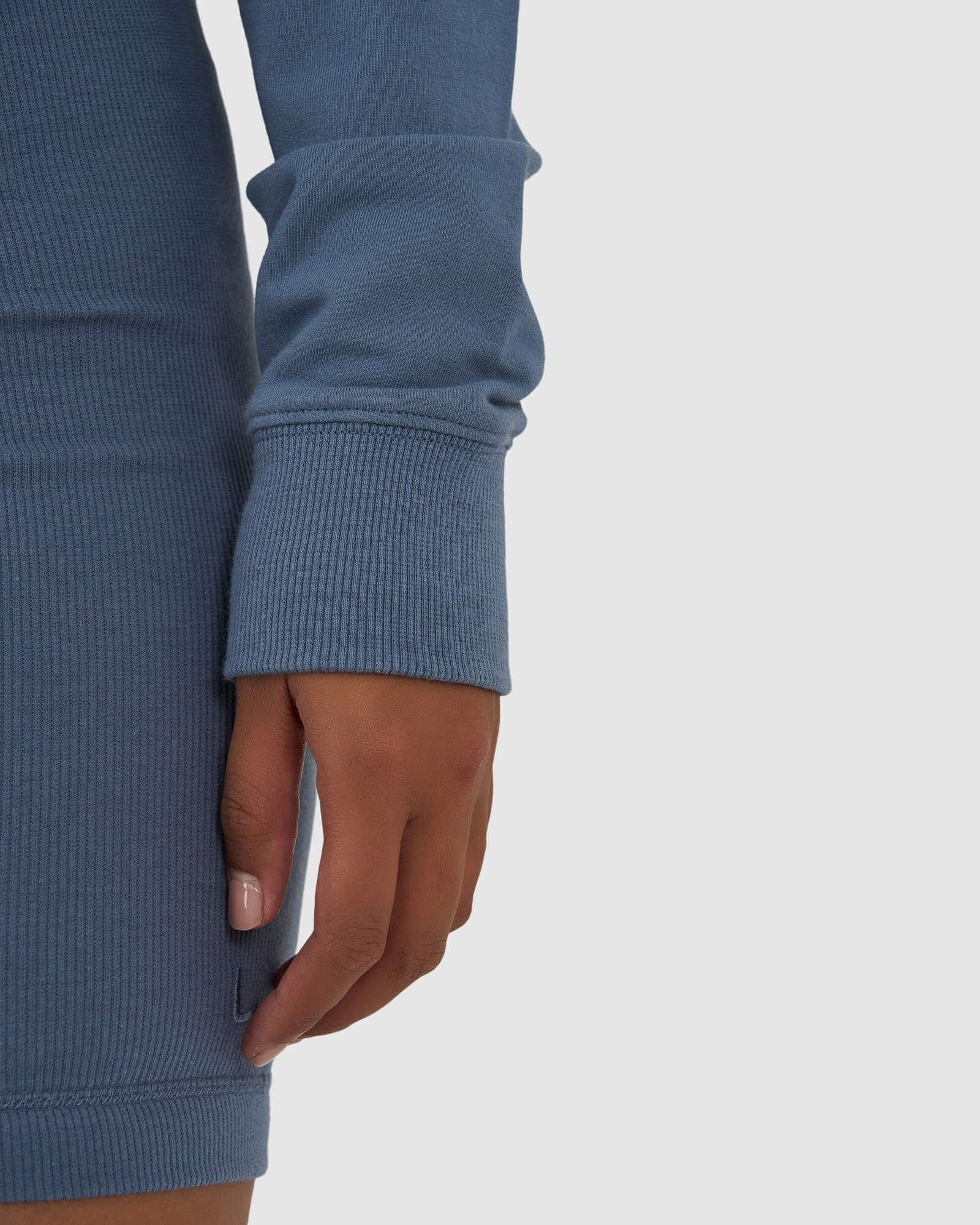 Model wearing Field LS Pull Top - Lt Carbon