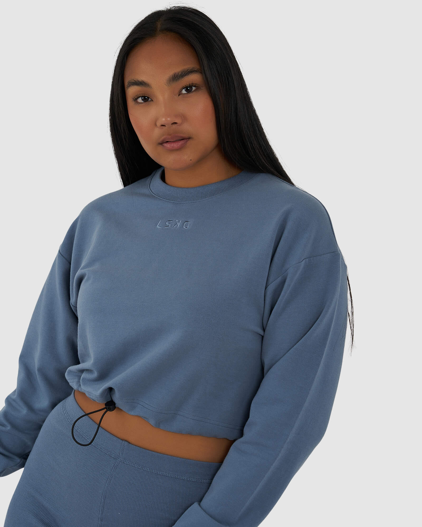 Model wearing Field LS Pull Top - Lt Carbon