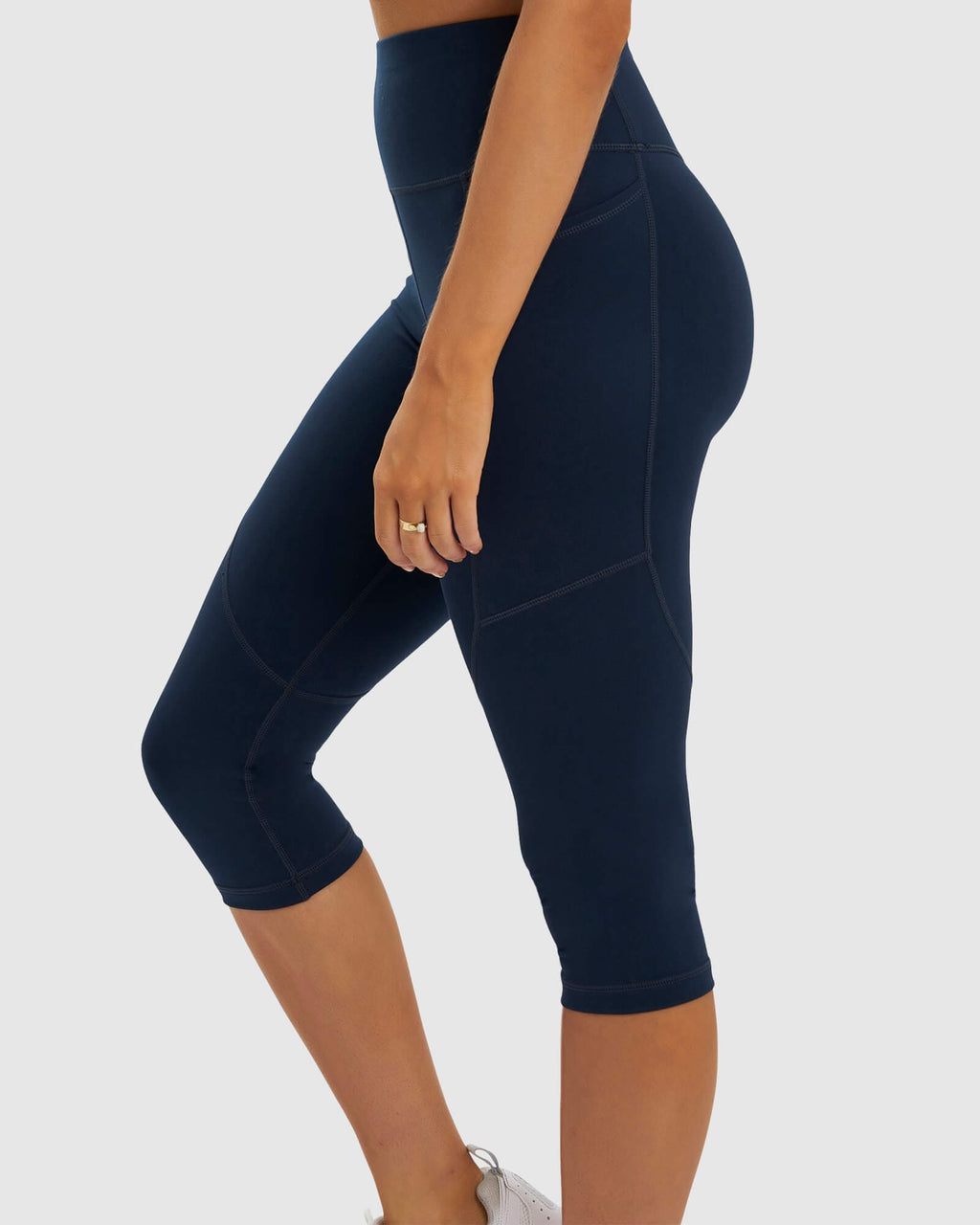 Model wearing Rep 3/4 Length Tight Small Logo - Carbon