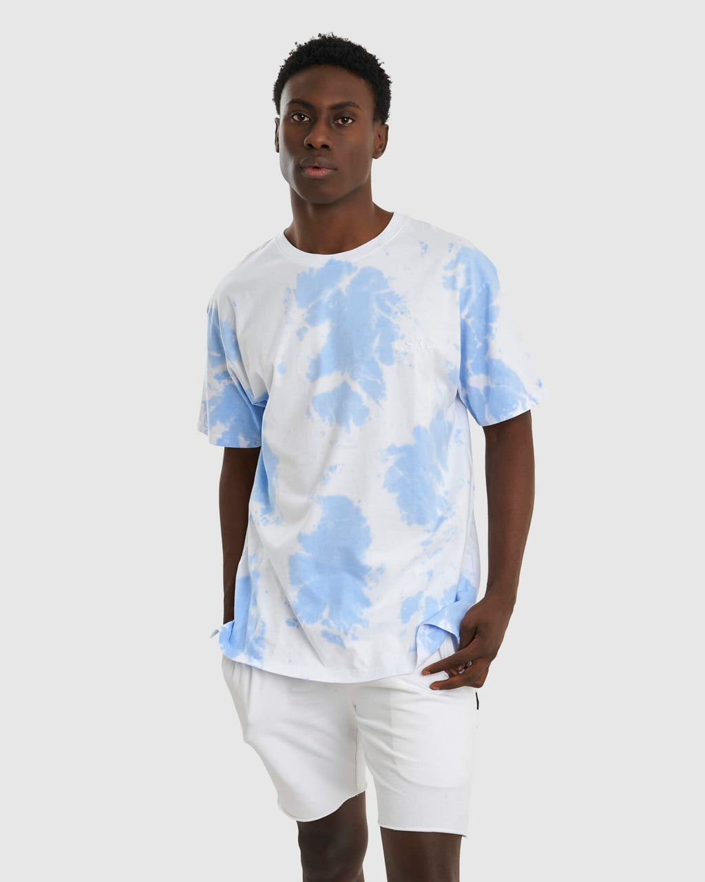 Model wearing Unisex Essential Tee Oversize - Soft Blue Tie Dye