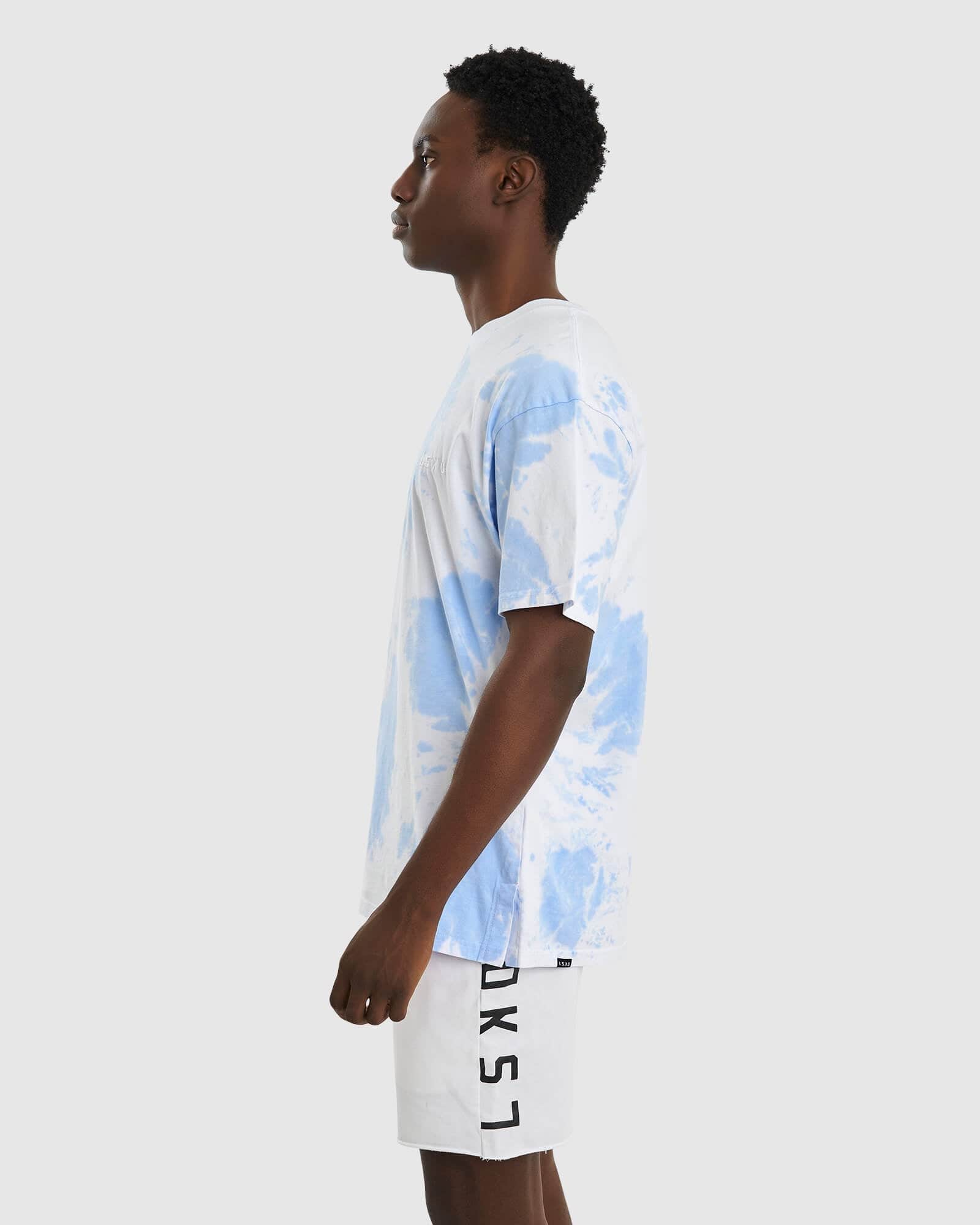 Model wearing Unisex Essential Tee Oversize - Soft Blue Tie Dye
