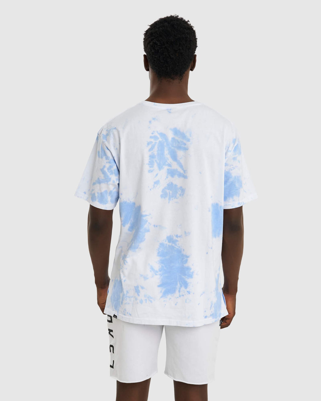 Model wearing Unisex Essential Tee Oversize - Soft Blue Tie Dye