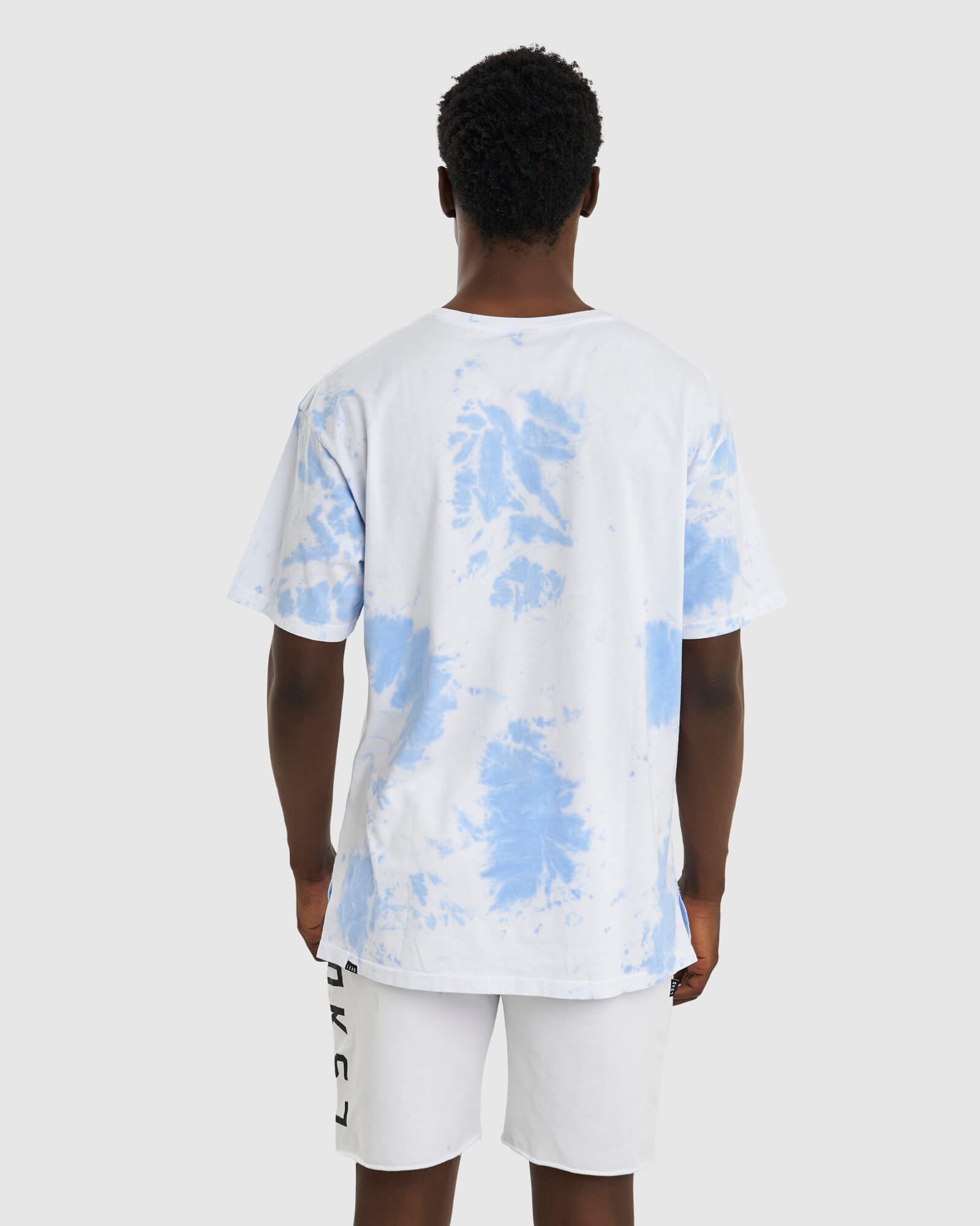 Model wearing Unisex Essential Tee Oversize - Soft Blue Tie Dye