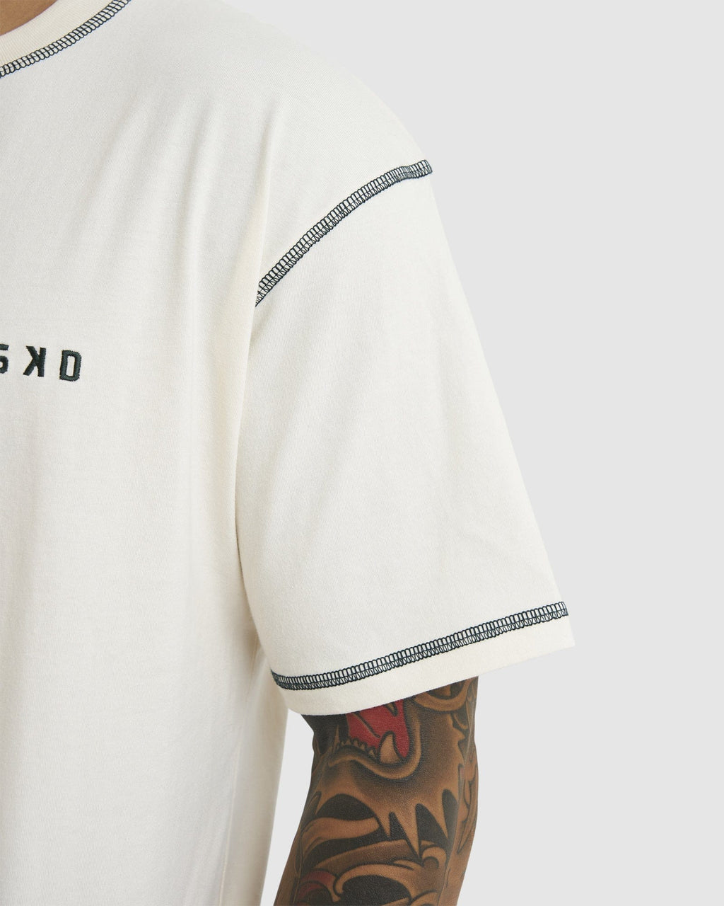 Model wearing Contrast Tee Vintage Fit - Cream