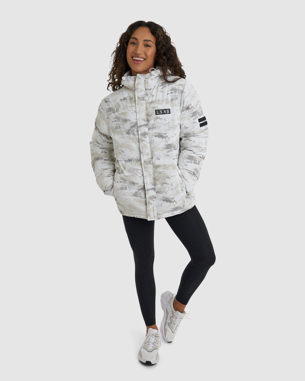 Model wearing Unisex Roasted Puffer Jacket Oversize 21 - Snow Camo