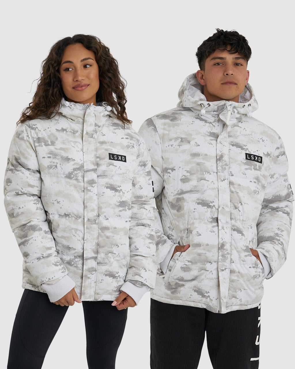 Model wearing Unisex Roasted Puffer Jacket Oversize 21 - Snow Camo