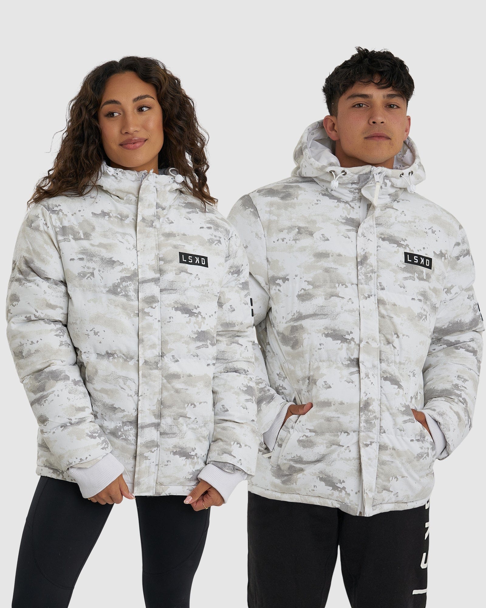 Model wearing Unisex Roasted Puffer Jacket Oversize 21 - Snow Camo