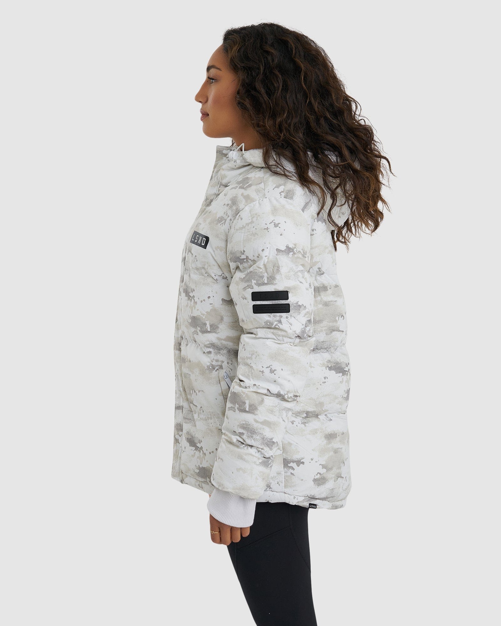 Model wearing Unisex Roasted Puffer Jacket Oversize 21 - Snow Camo