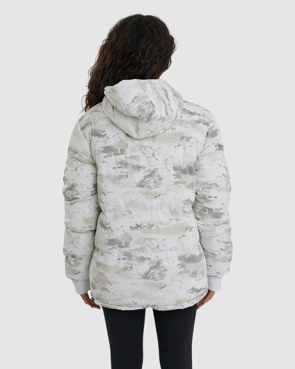 Model wearing Unisex Roasted Puffer Jacket Oversize 21 - Snow Camo