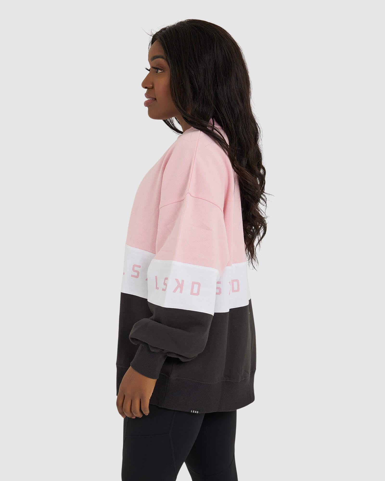 Model wearing Disc Sweater Oversize - Petal Pink