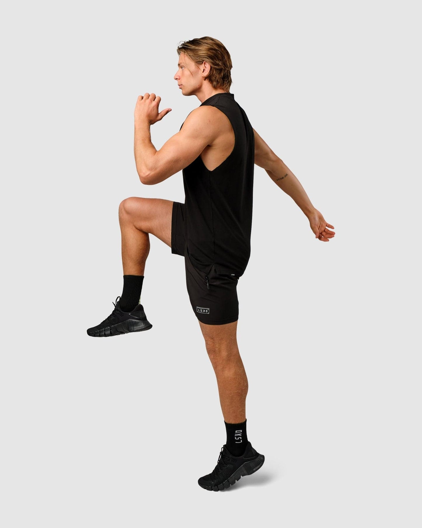 Model wearing Capsule Tank Oversize - Black