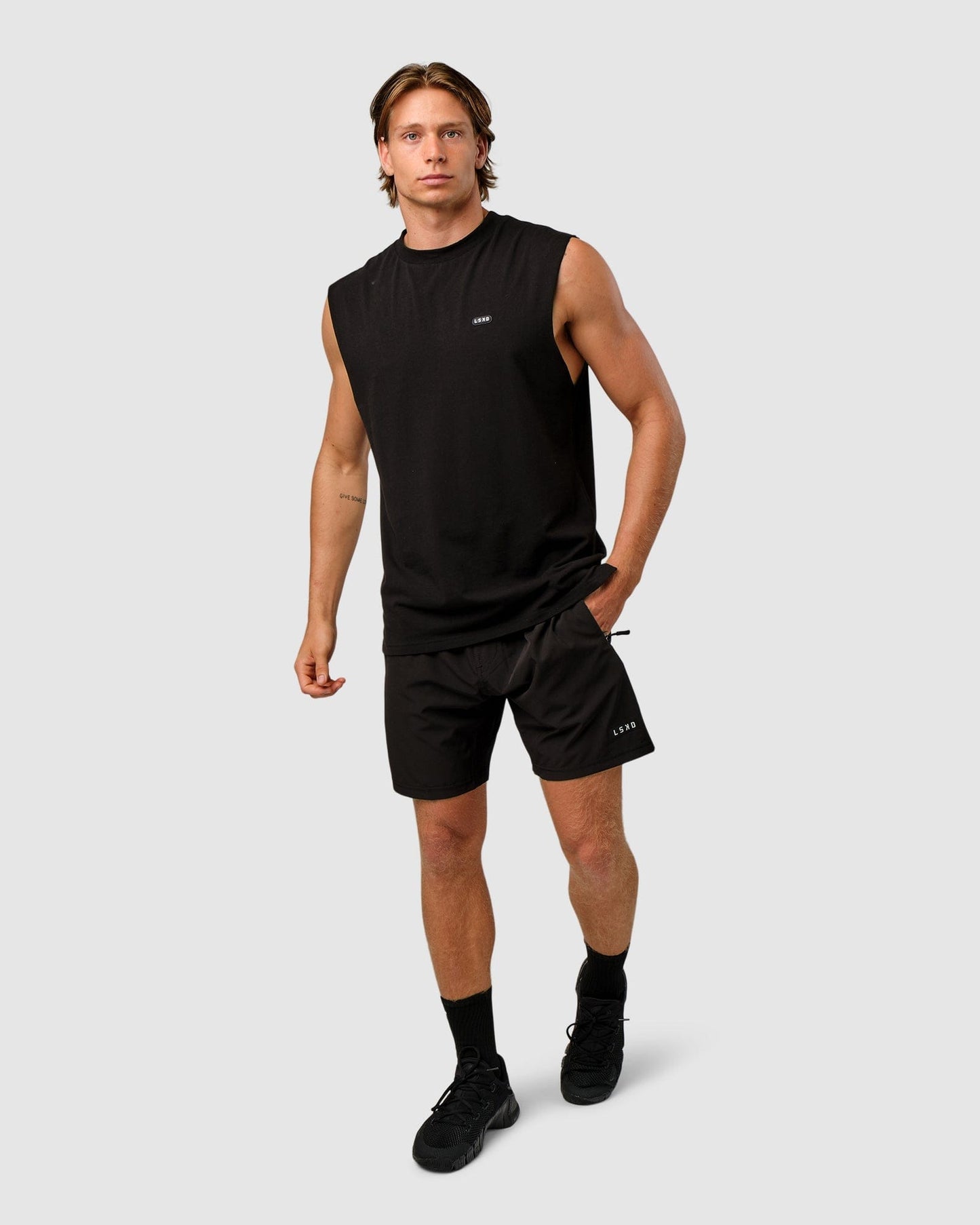 Model wearing Capsule Tank Oversize - Black