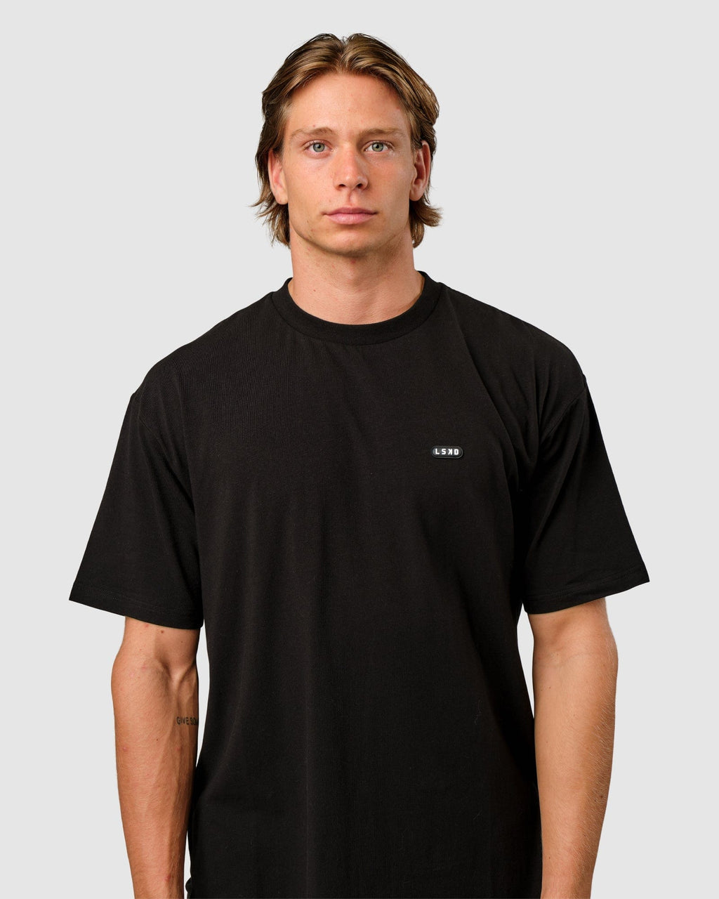 Model wearing Capsule Tee Oversize - Black