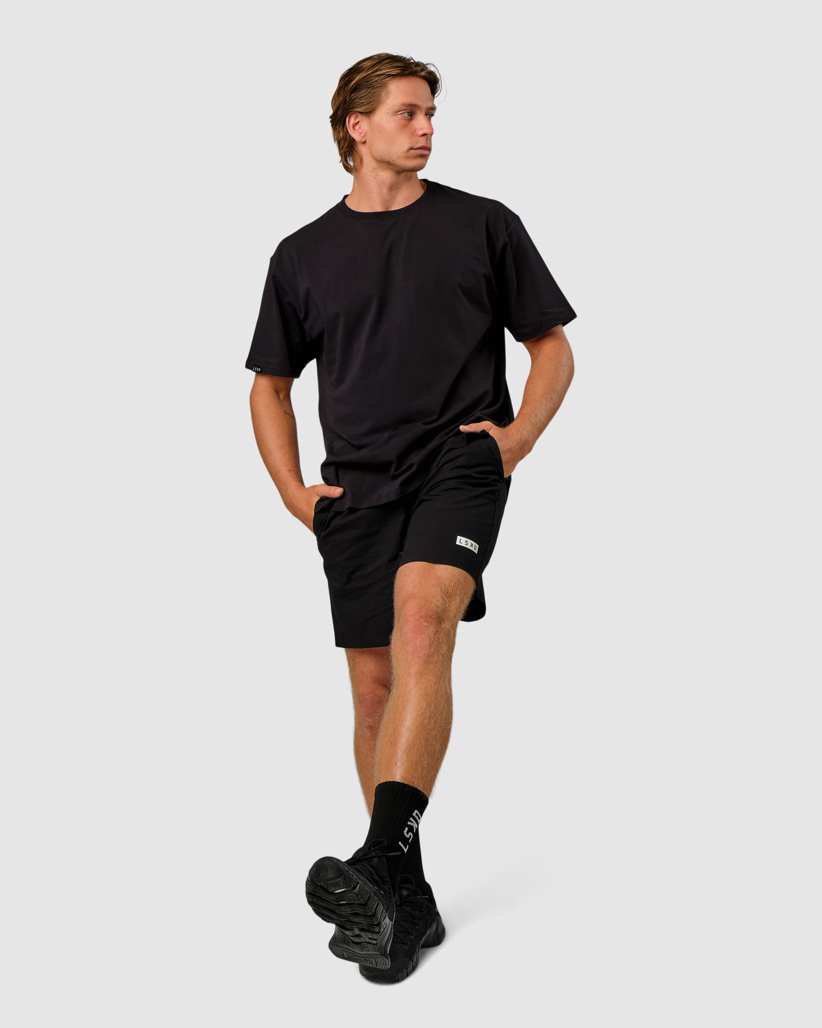 Model wearing Easy Tee Oversize - Black