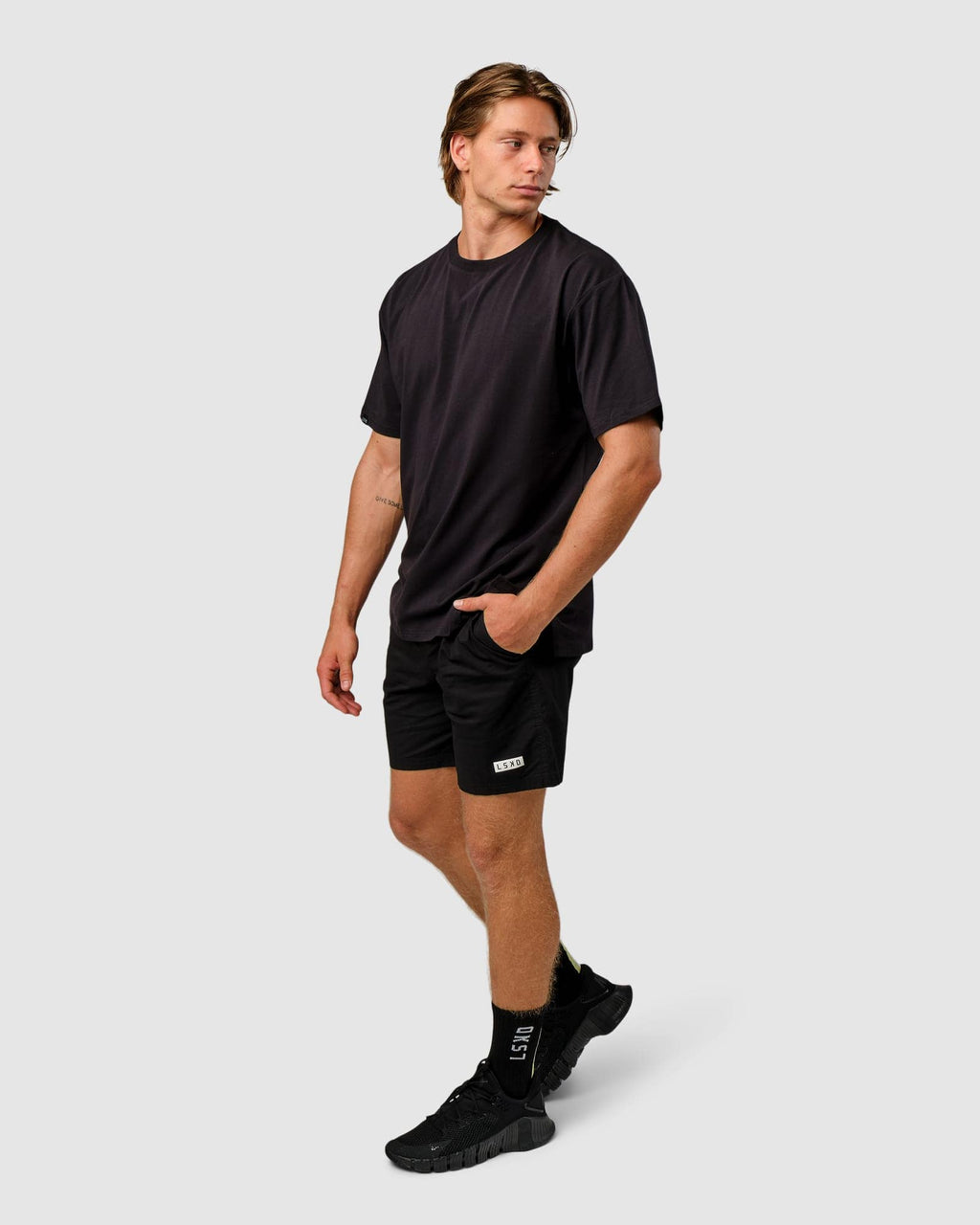 Model wearing Unisex Easy Tee Oversize - Black