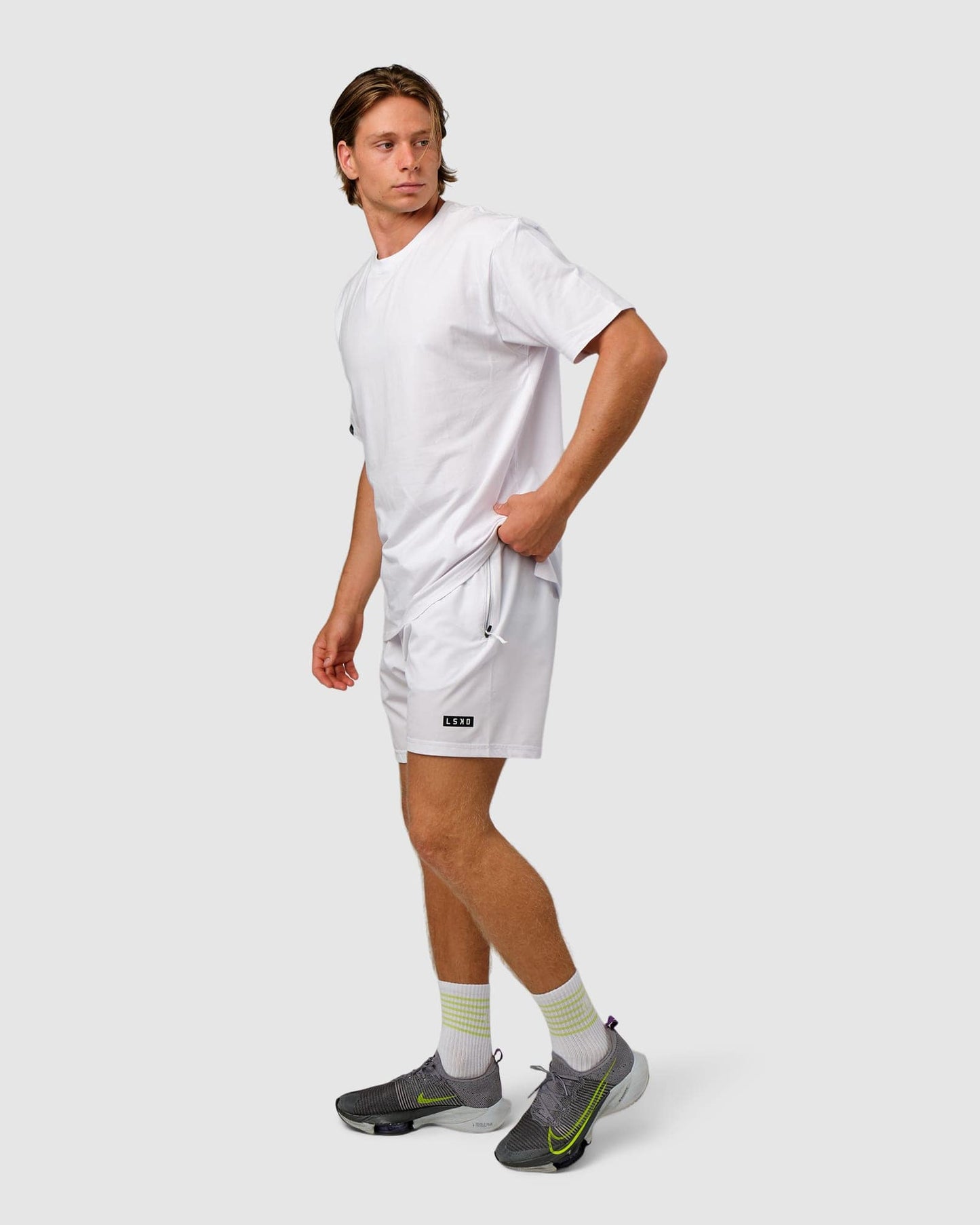 Model wearing Easy Tee Oversize - White