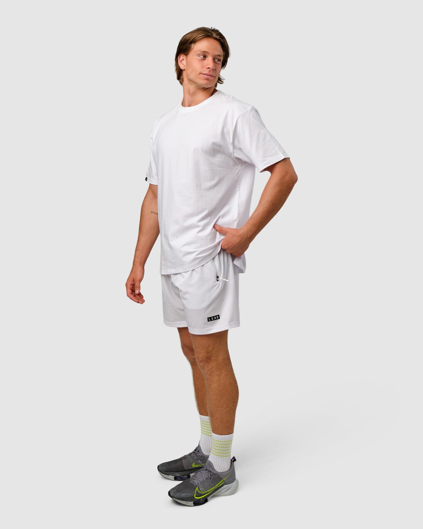 Model wearing Easy Tee Oversize - White