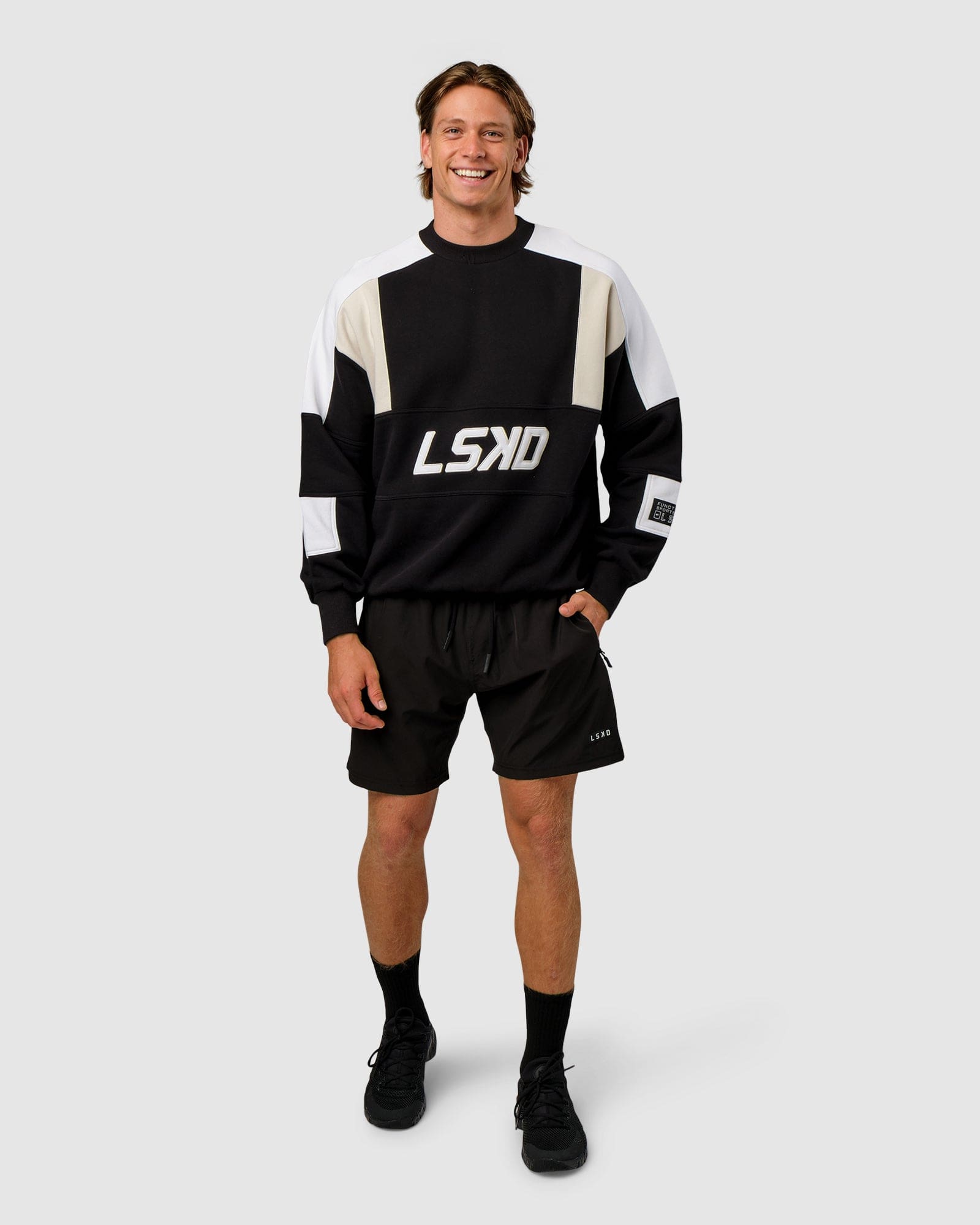 Model wearing Slam Sweater Oversize - Black-Bone