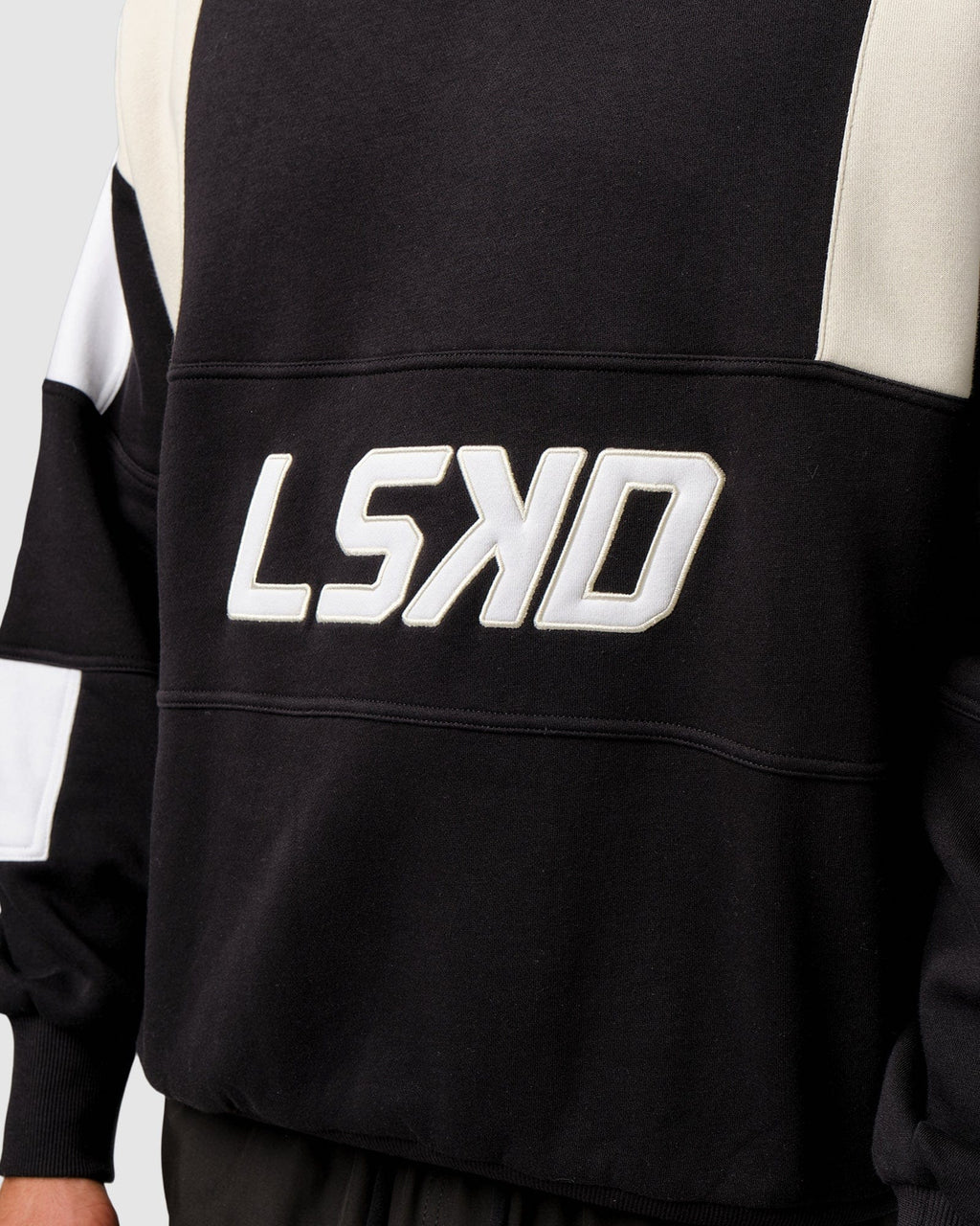 Model wearing Slam Sweater Oversize - Black-Bone