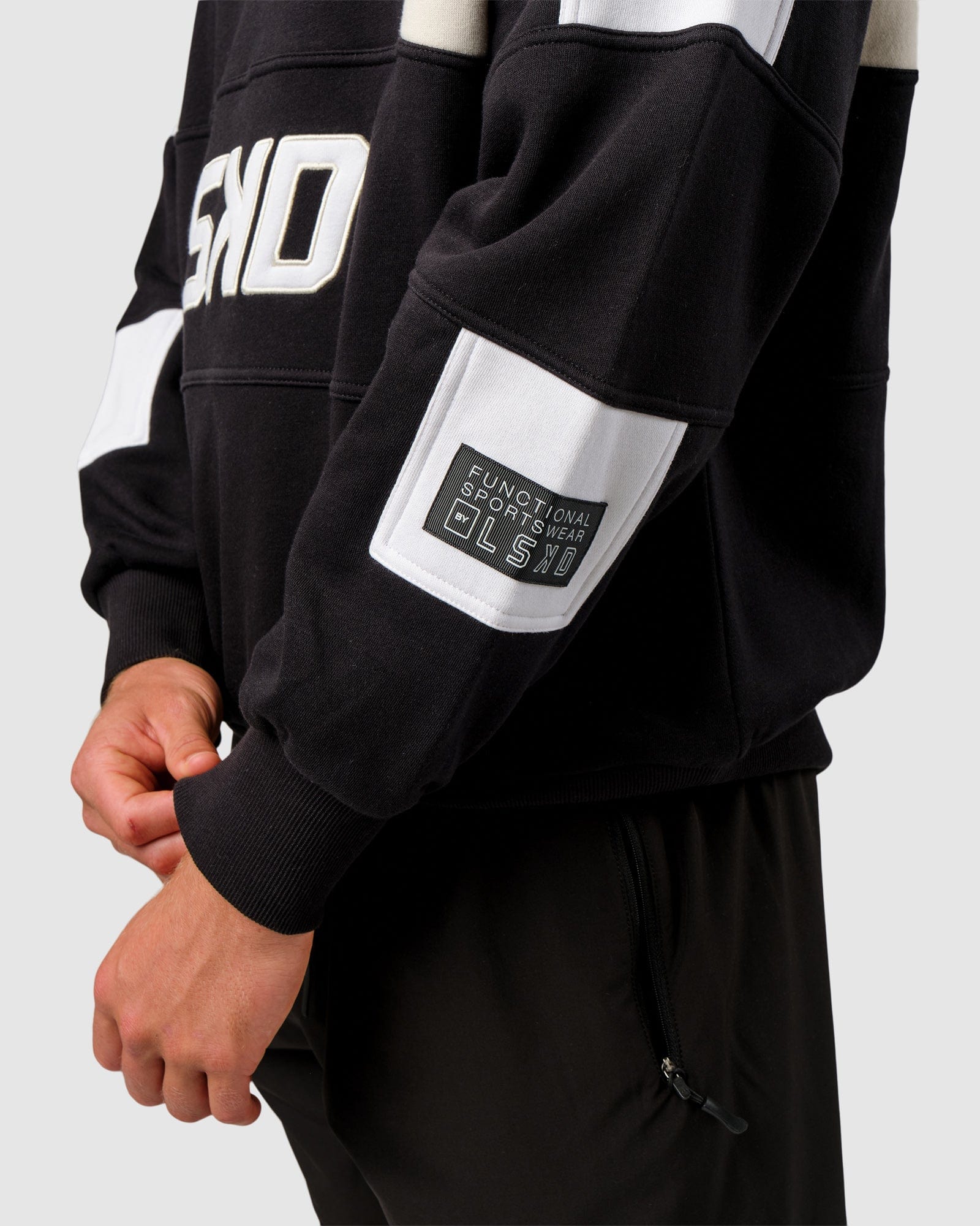 Model wearing Slam Sweater Oversize - Black-Bone