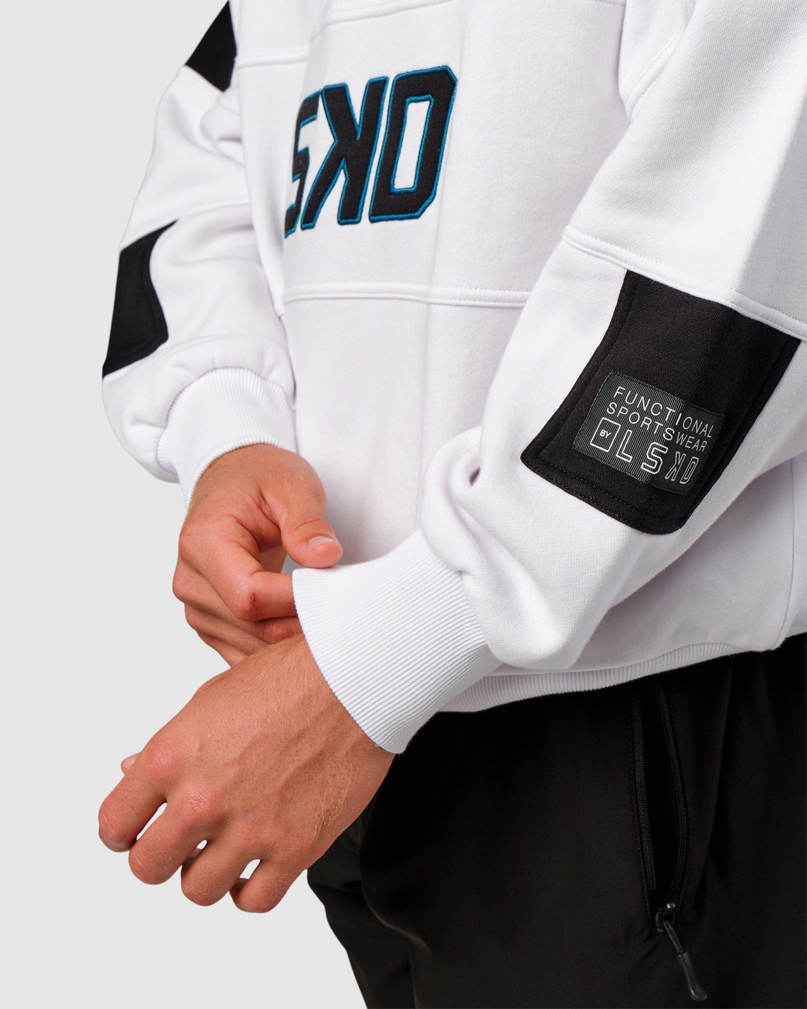 Model wearing Slam Sweater Oversize - White-Atlantic