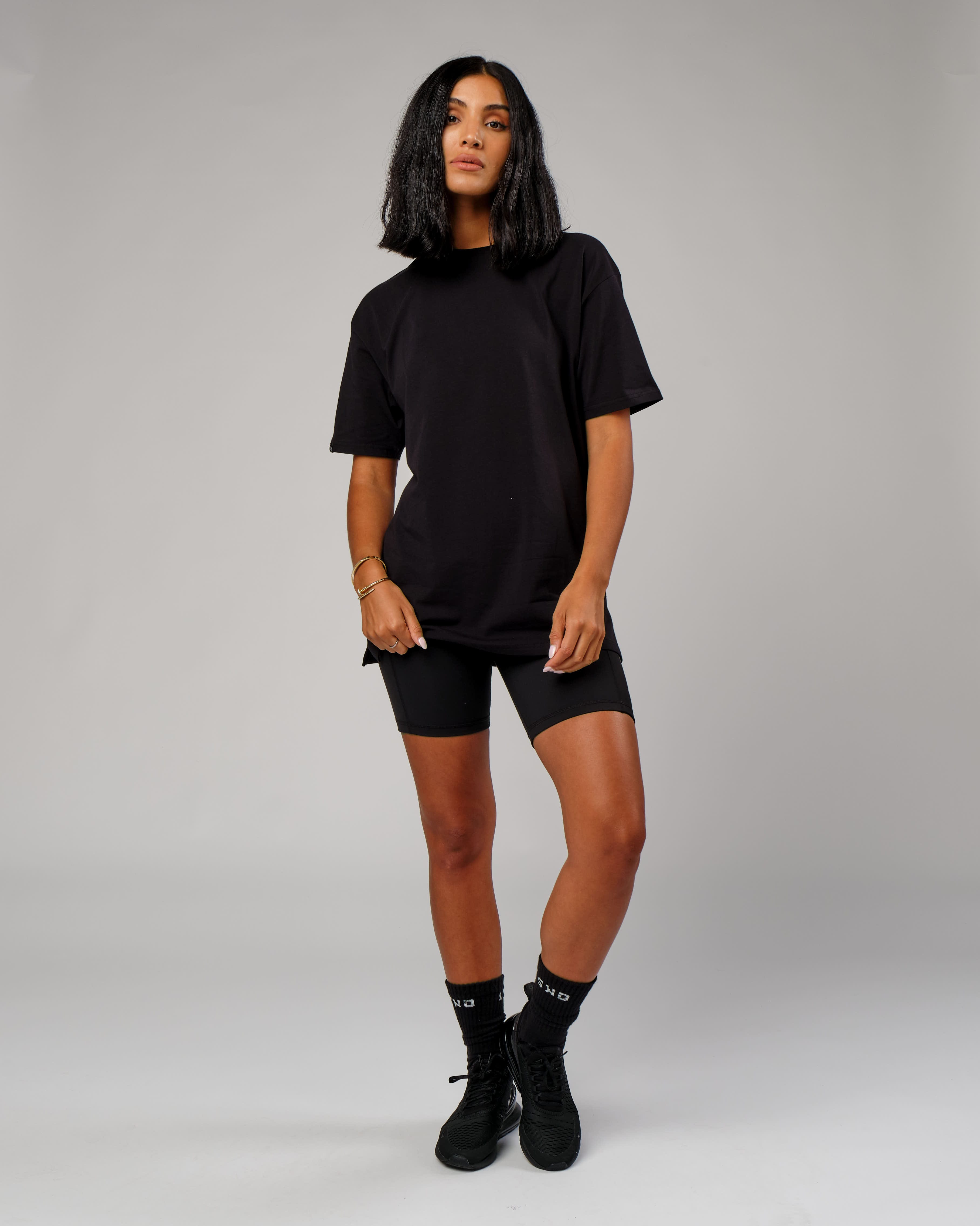 Model wearing Unisex Easy Tee Oversize - Black