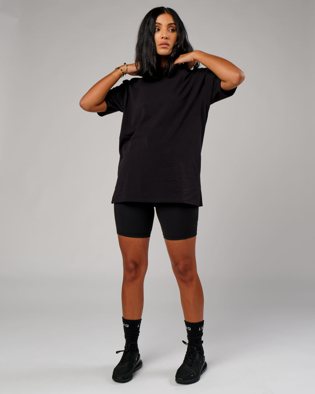 Model wearing Unisex Easy Tee Oversize - Black