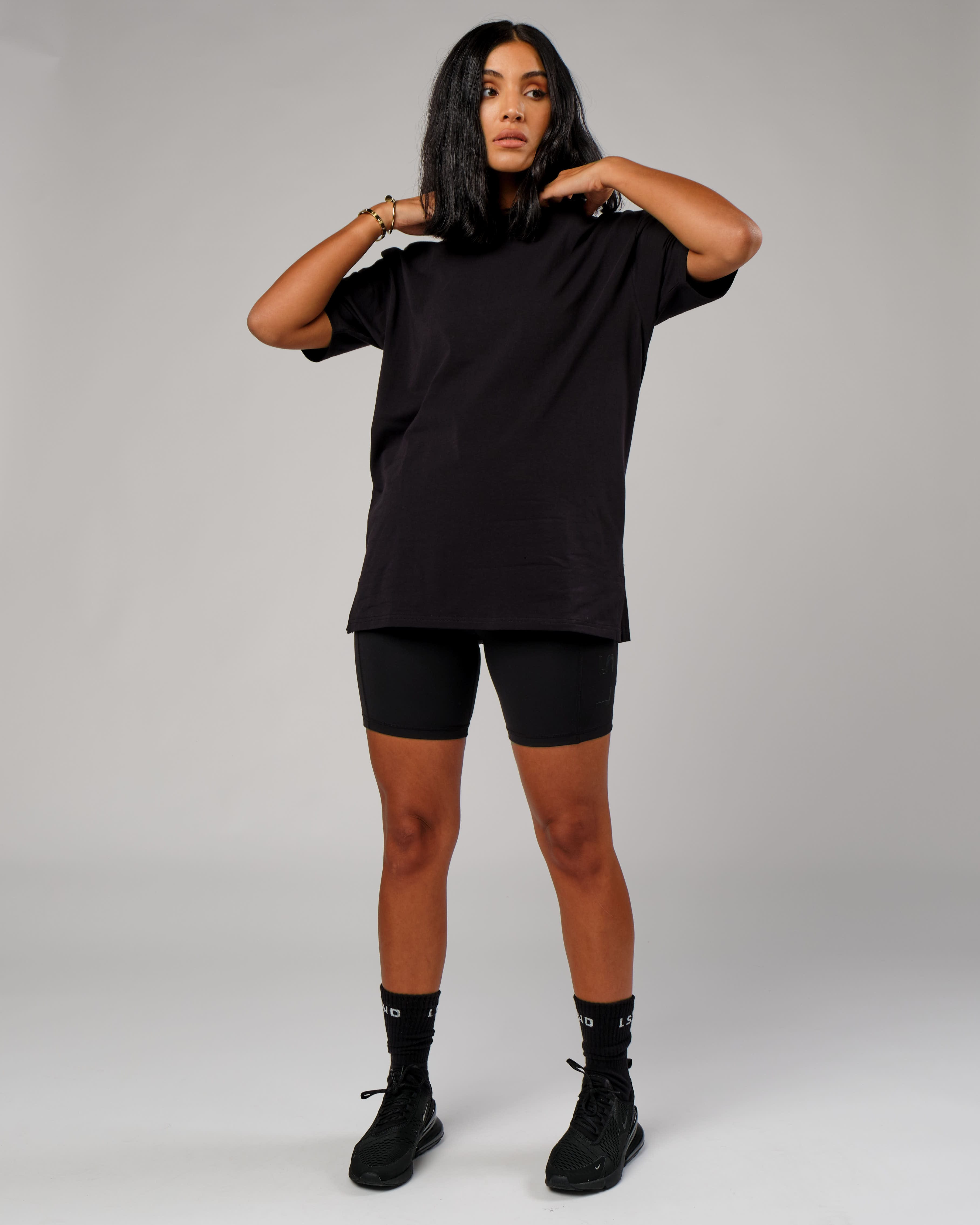 Model wearing Unisex Easy Tee Oversize - Black