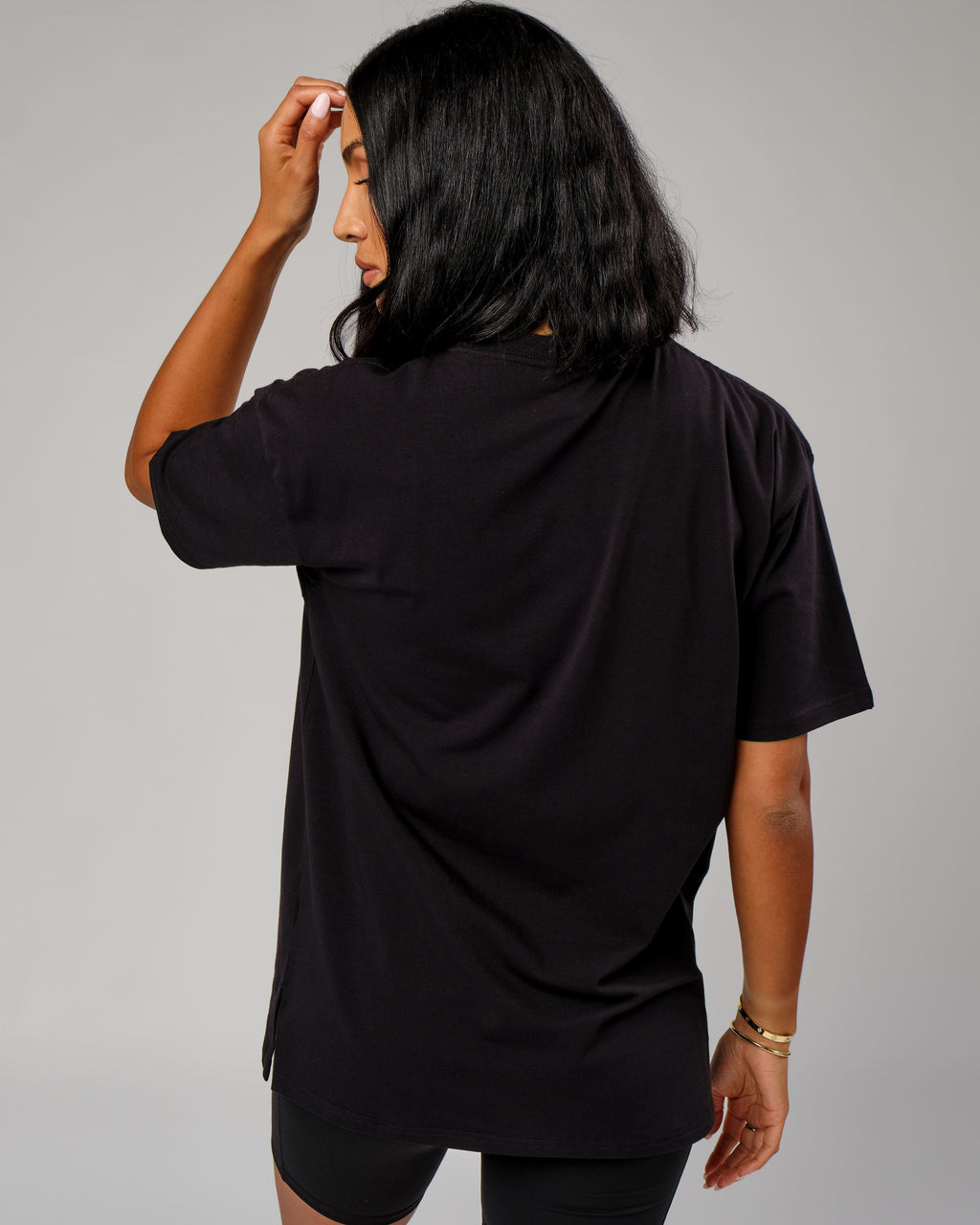 Model wearing Unisex Easy Tee Oversize - Black