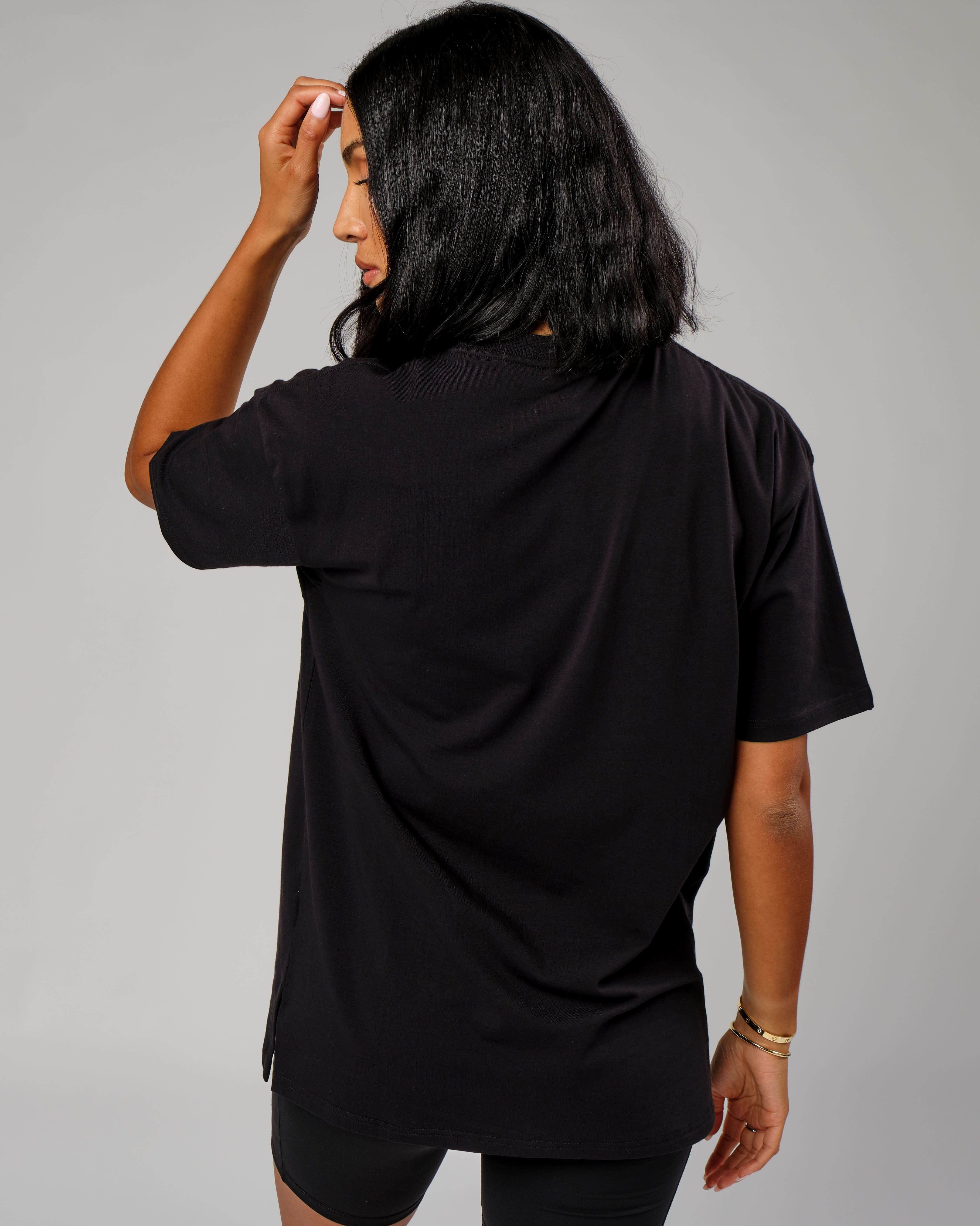 Model wearing Unisex Easy Tee Oversize - Black