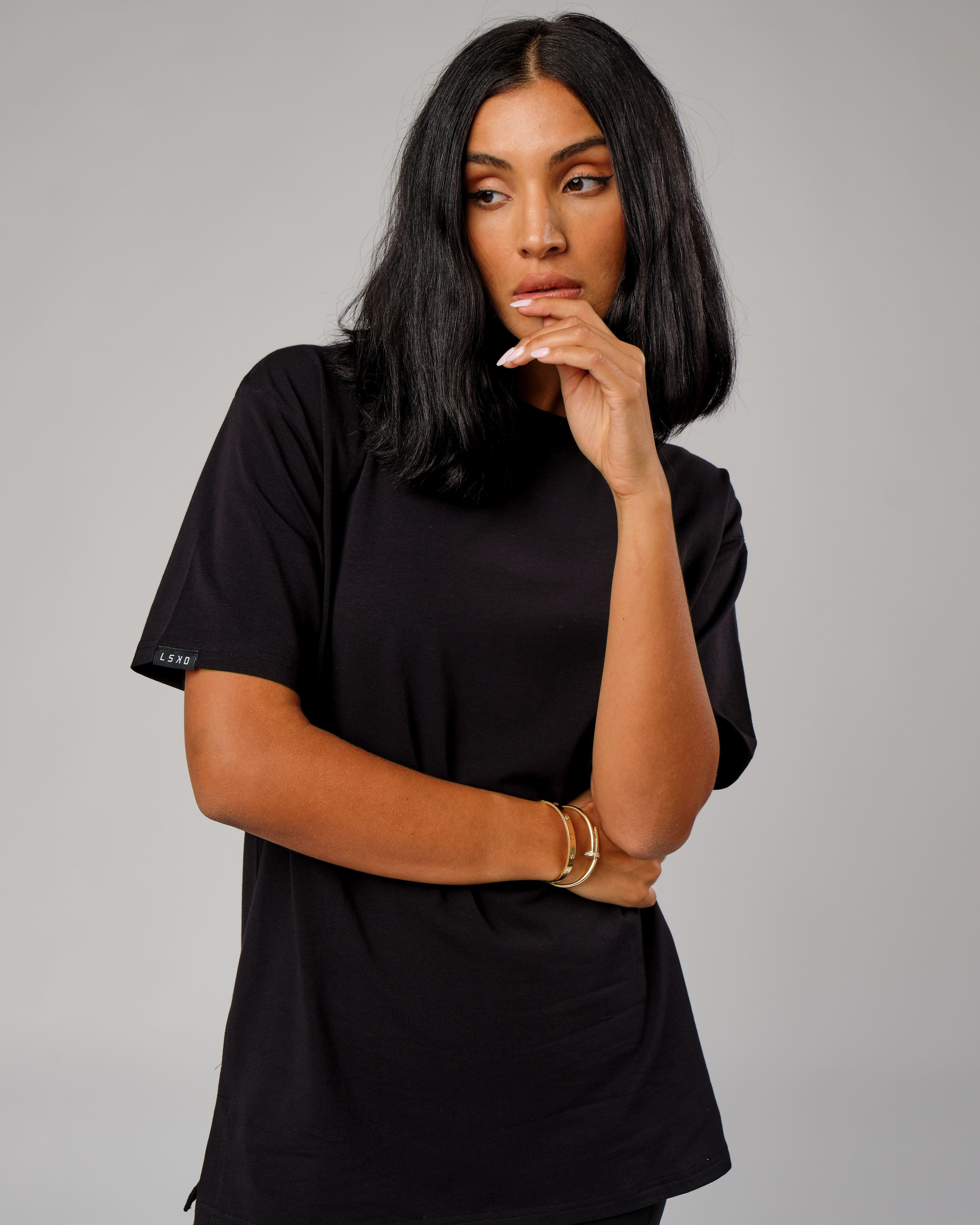 Model wearing Unisex Easy Tee Oversize - Black
