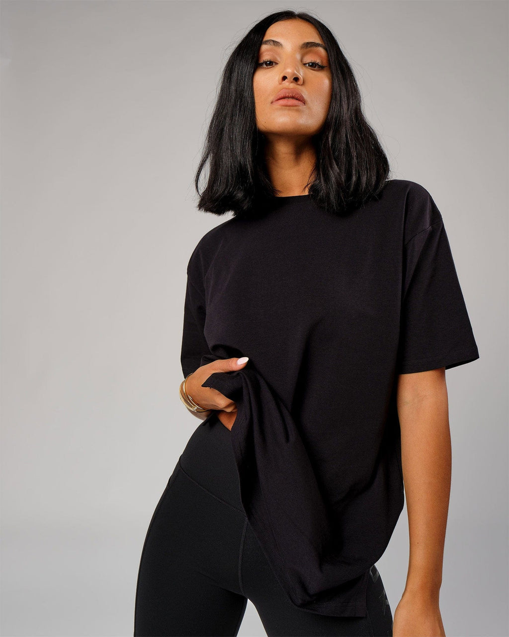 Model wearing Unisex Easy Tee Oversize - Black